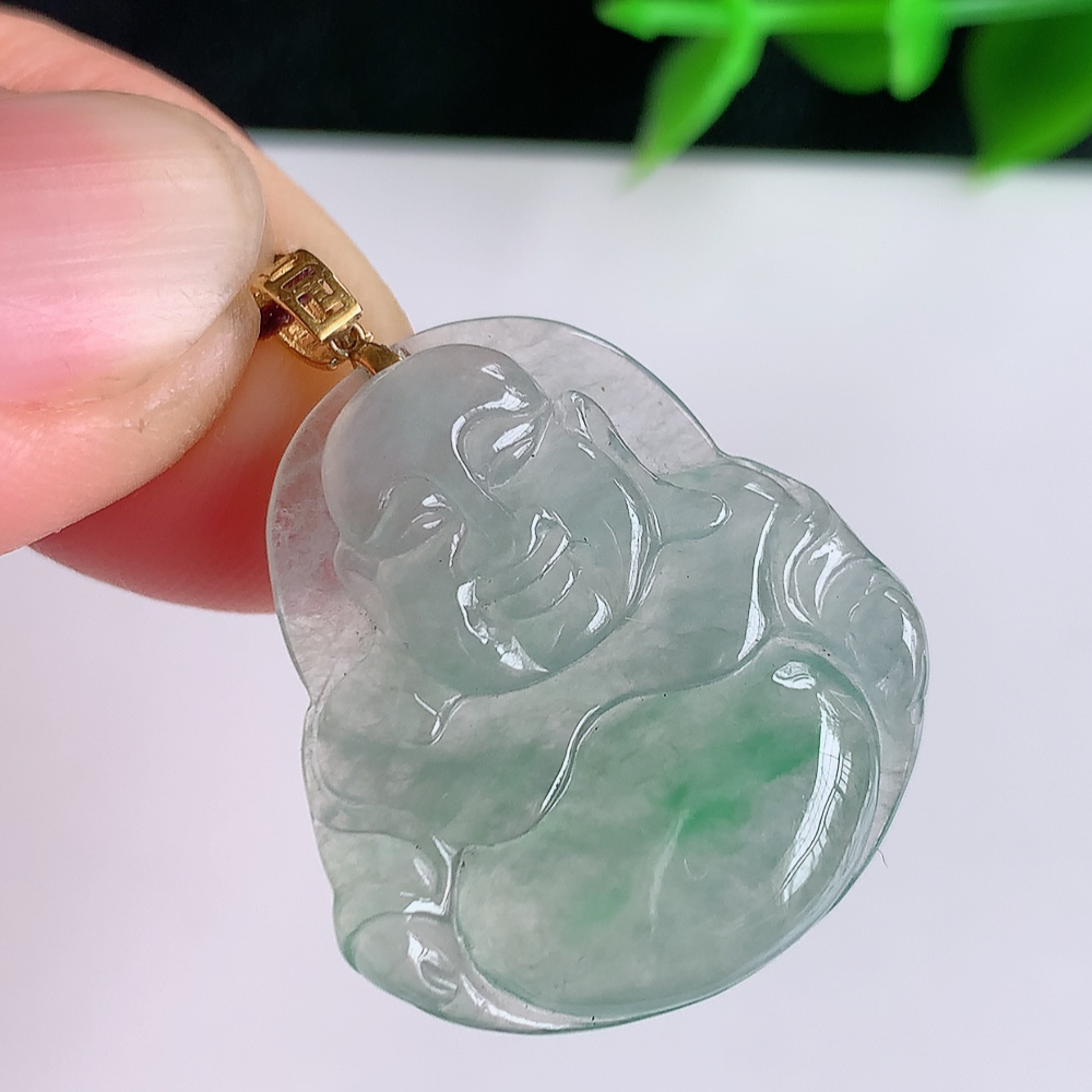 18k金扣冰润飘绿佛公挂件 玉质细腻  精雕弥勒佛，笑佛福耳垂肩，面相喜庆，开怀大笑，憨态可掬。惟妙惟肖，寓意福禄双全，吉祥美满，笑口常开 W41.11  尺寸：25-23-4.5mm