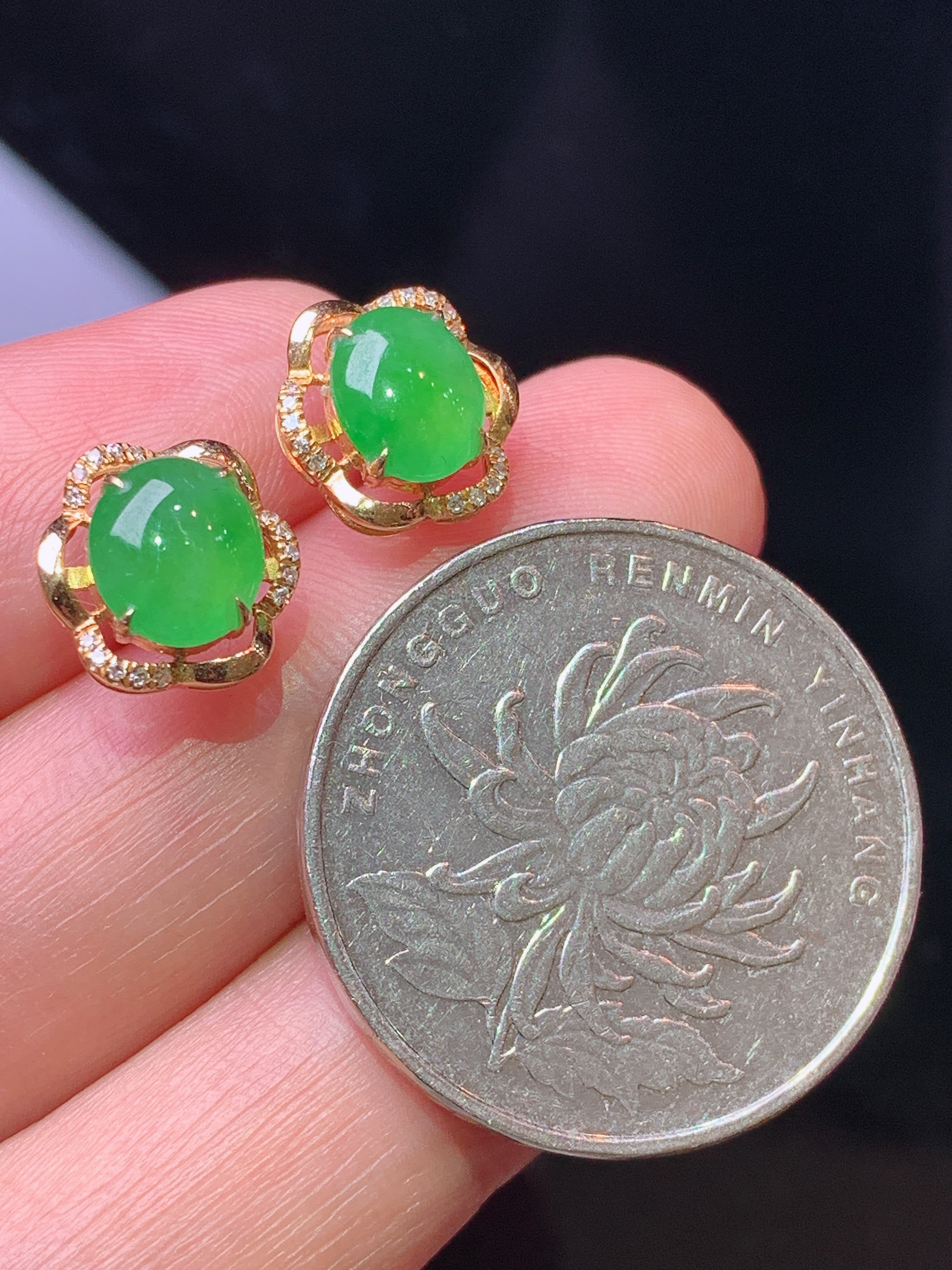 18k金钻镶嵌翠绿蛋面耳钉 玉质细腻 色泽艳丽清新 水润亮眼 整体尺寸10*4.5yz