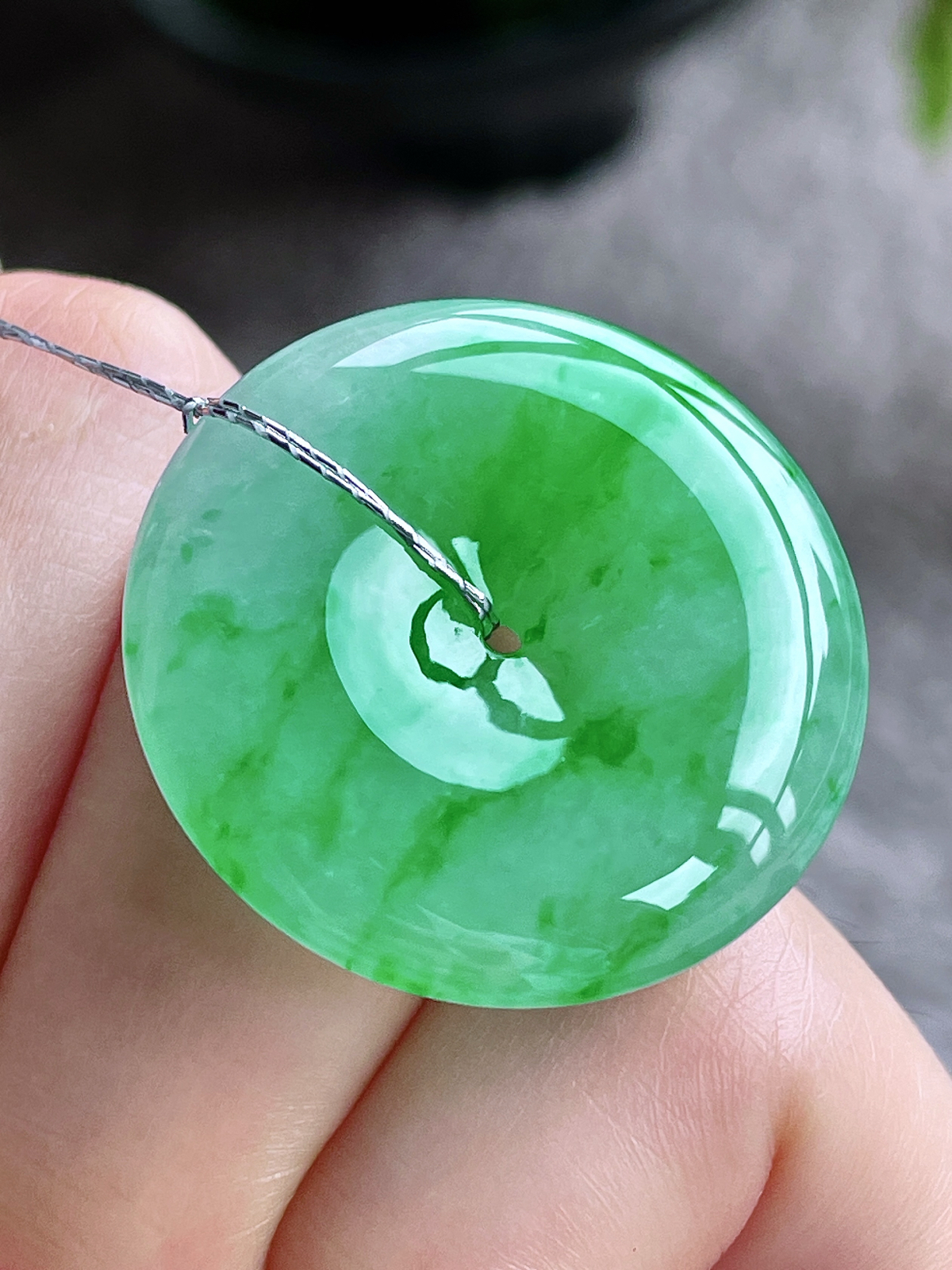 【裸石】高冰阳绿平安扣吊坠
【说明】缅料 性价比高  
【尺寸】30-5.7