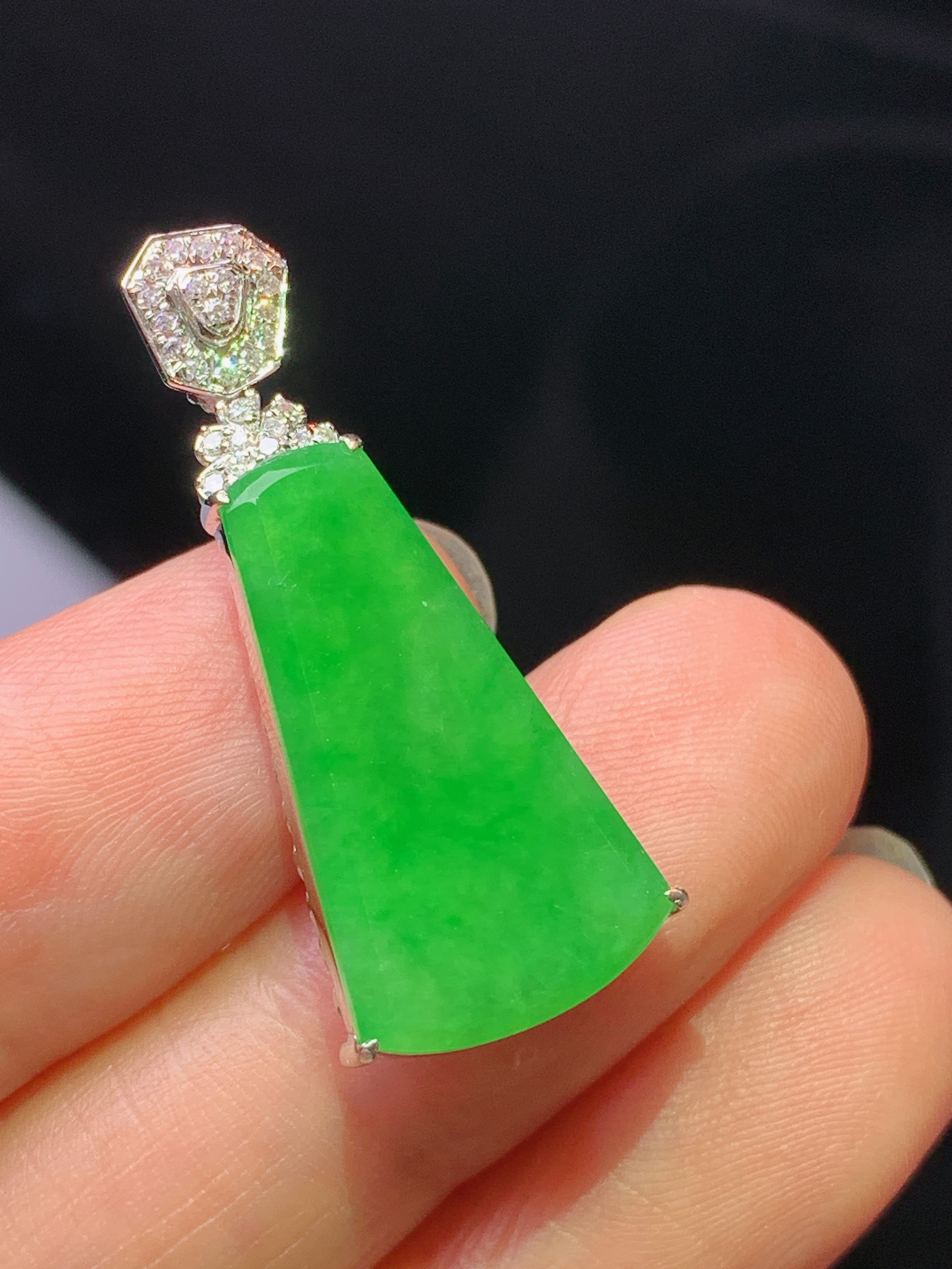 18k金钻镶嵌翠绿无事牌吊坠 玉质细腻 色泽艳丽清新 水润亮眼 整体尺寸30.6*11.8*6j2