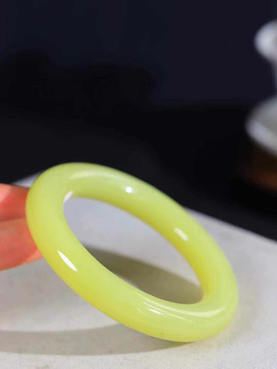 【玉佳人·手镯】

精品和田玉黄口手镯 ，玉质细腻油润，做工细致精美，端庄素雅，亭亭玉立，芊芊素手。芊芊素手，怎能忘镯？秀美条，更显婀娜。内径55.5mm 尺寸11.9-12.3mm重74.3克 69401184T