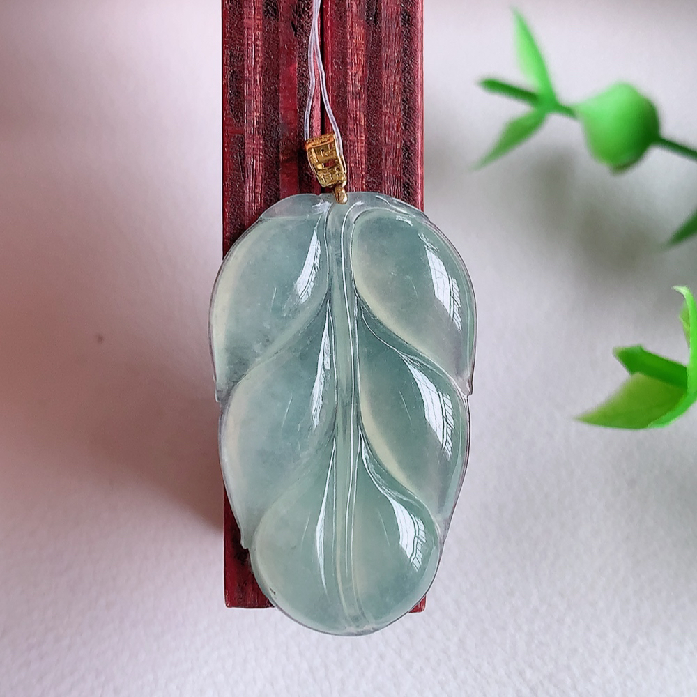 18k金扣冰润金枝玉叶翡翠吊坠  老种起胶感  飘花灵动  寓意“金枝玉叶，大业有成，一夜成名”  饱满大气，水润通透。W49.11 尺寸：30.8-18.8-3.5mm