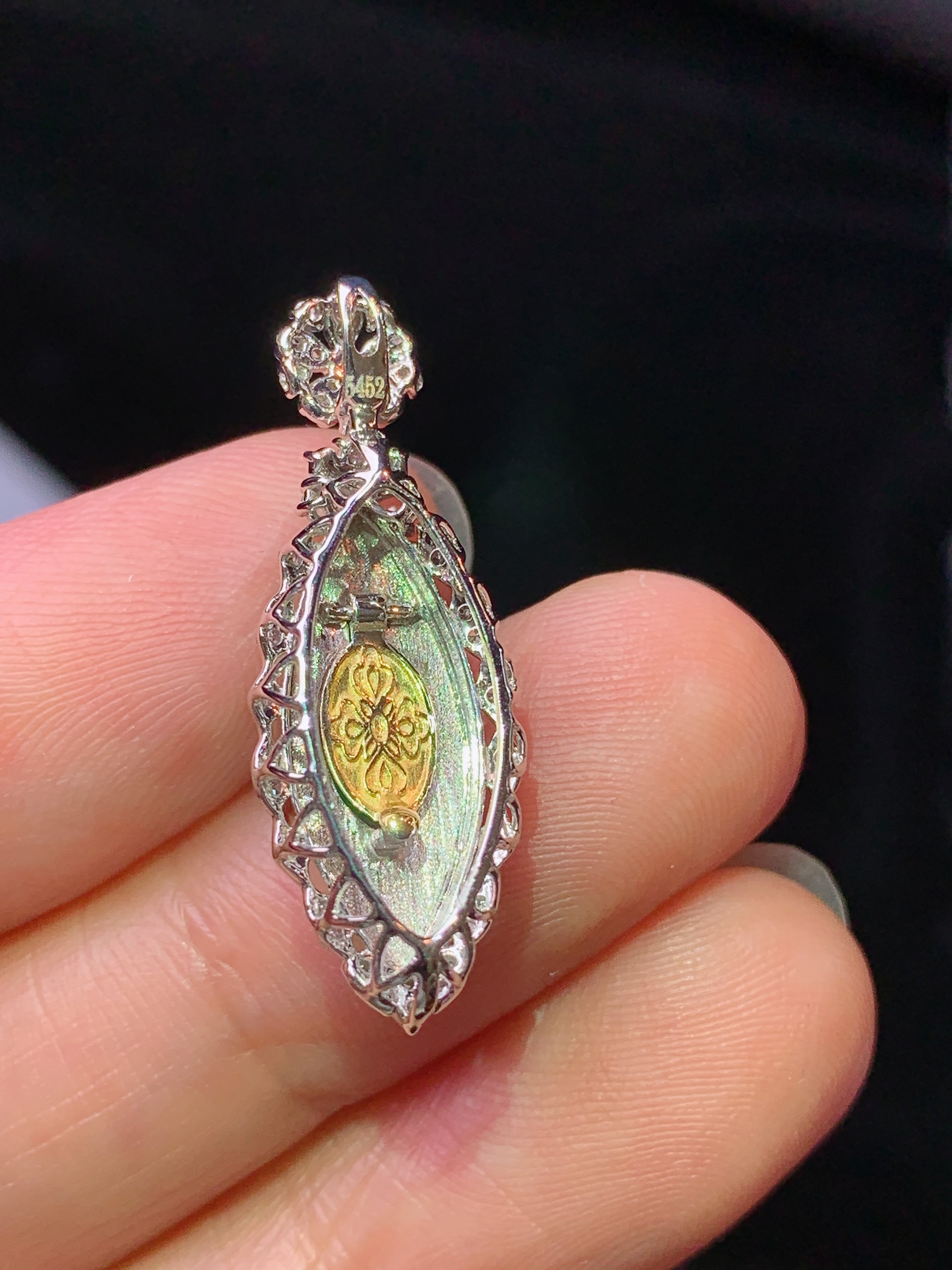 18k金钻镶嵌翠绿马眼吊坠 玉质细腻 色泽艳丽清新 水润亮眼 整体尺寸27.6*9.8*8j2