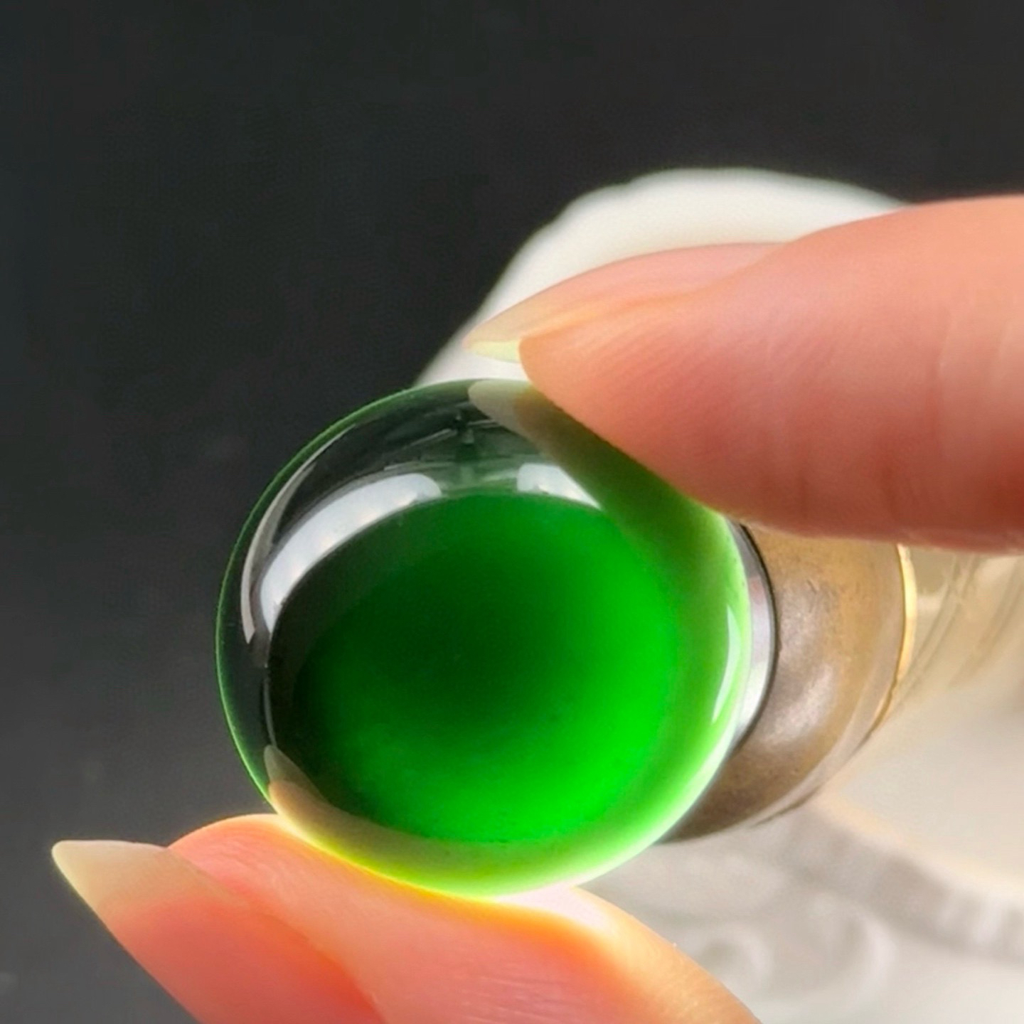 精品墨翠蛋面 种好色正 黑度极好 打灯通透 油性十足 尺寸22.8