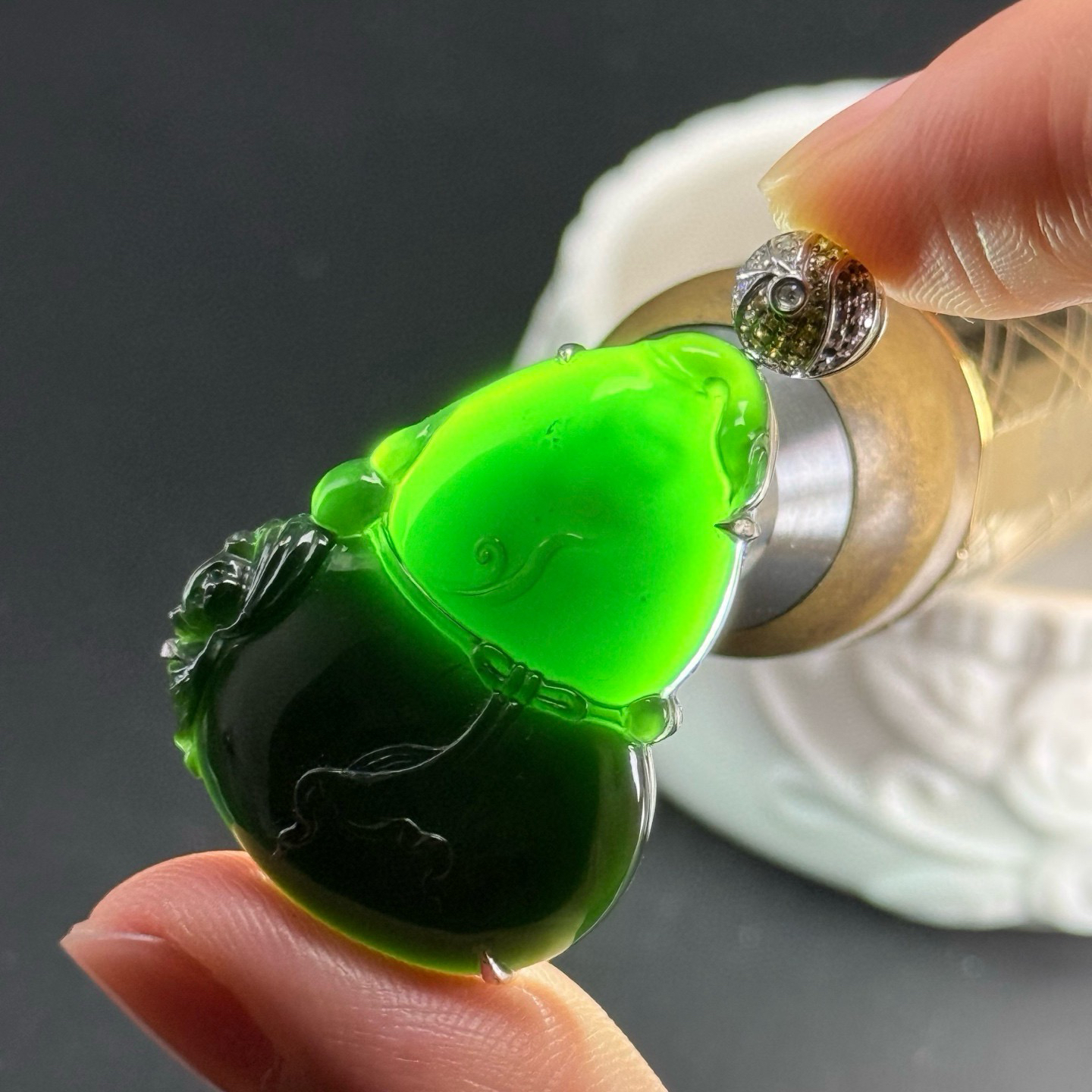 精品18k墨翠葫芦吊坠 种好色正 黑度极好 打灯通透 油性十足 尺寸40.9