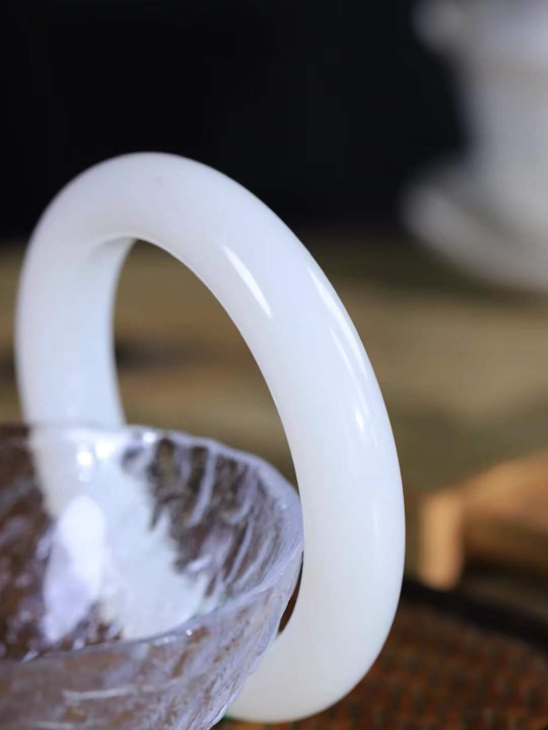 【情有独钟.手镯】

精品和田玉白玉手镯 玉质温润细腻 油性十足 手感舒适，高华雅逸，线条流畅，简约大气，美自天成，素雅高贵。佩戴于腕间，婉约之美，举手投足间透出那低调奢华。重75克 内径57.5mm 尺寸13-10.5mm   FDL-79401251