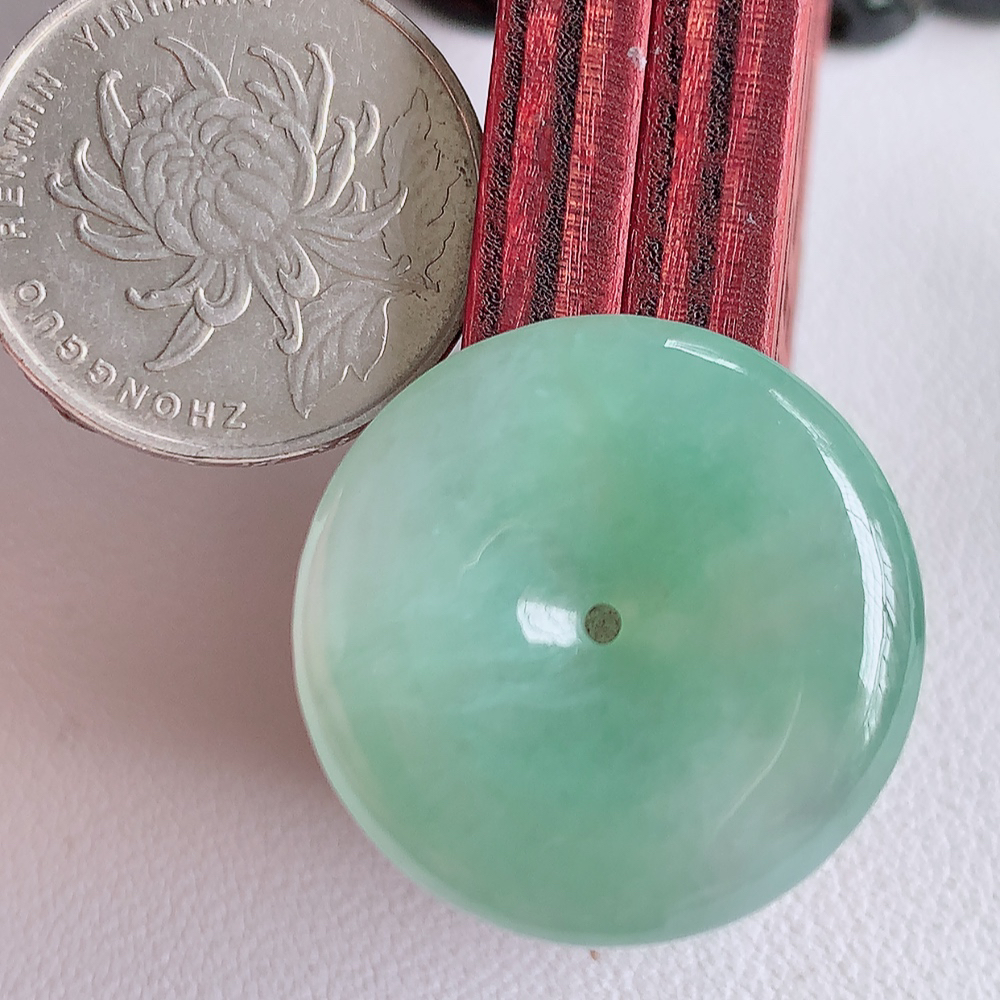 冰润飘花平安扣吊坠，厚装饱满，冰润剔透，细腻水足，种质润泽，飘花灵动，佩戴优雅大气，W357.11   尺寸：26.8-6mm