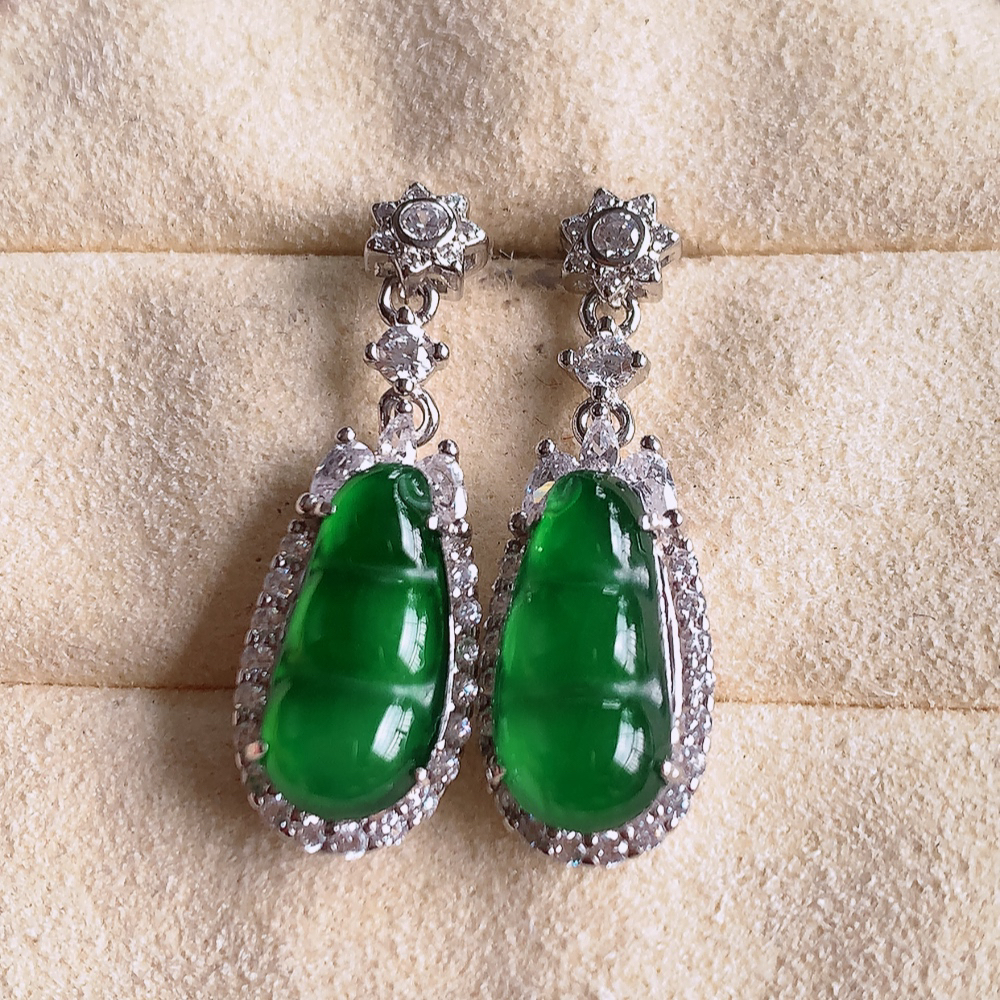 冰满绿翡翠925银镶嵌福豆耳坠，自然光实拍，翠色灵动，颜色漂亮，种老水足，品相佳，佩戴佳品！W481.11  取一整体尺寸：24.5-8.8-6.3mm  裸石尺寸：13-6.8mm