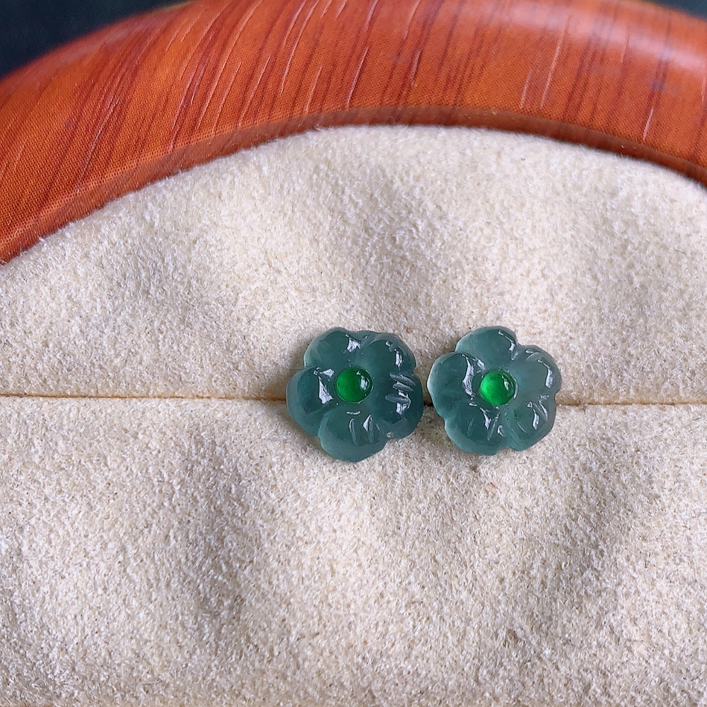 18k金冰晴水翡翠耳钉，自然光实拍，翠色灵动，颜色漂亮，种老水足，品相佳，佩戴佳品！W357.11 