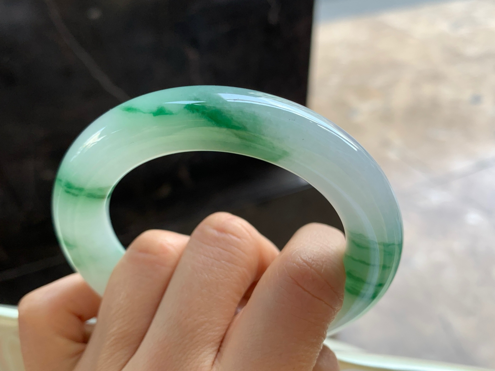 56-12.3

绿花圆条手镯^_^鲜艳 玉质温润