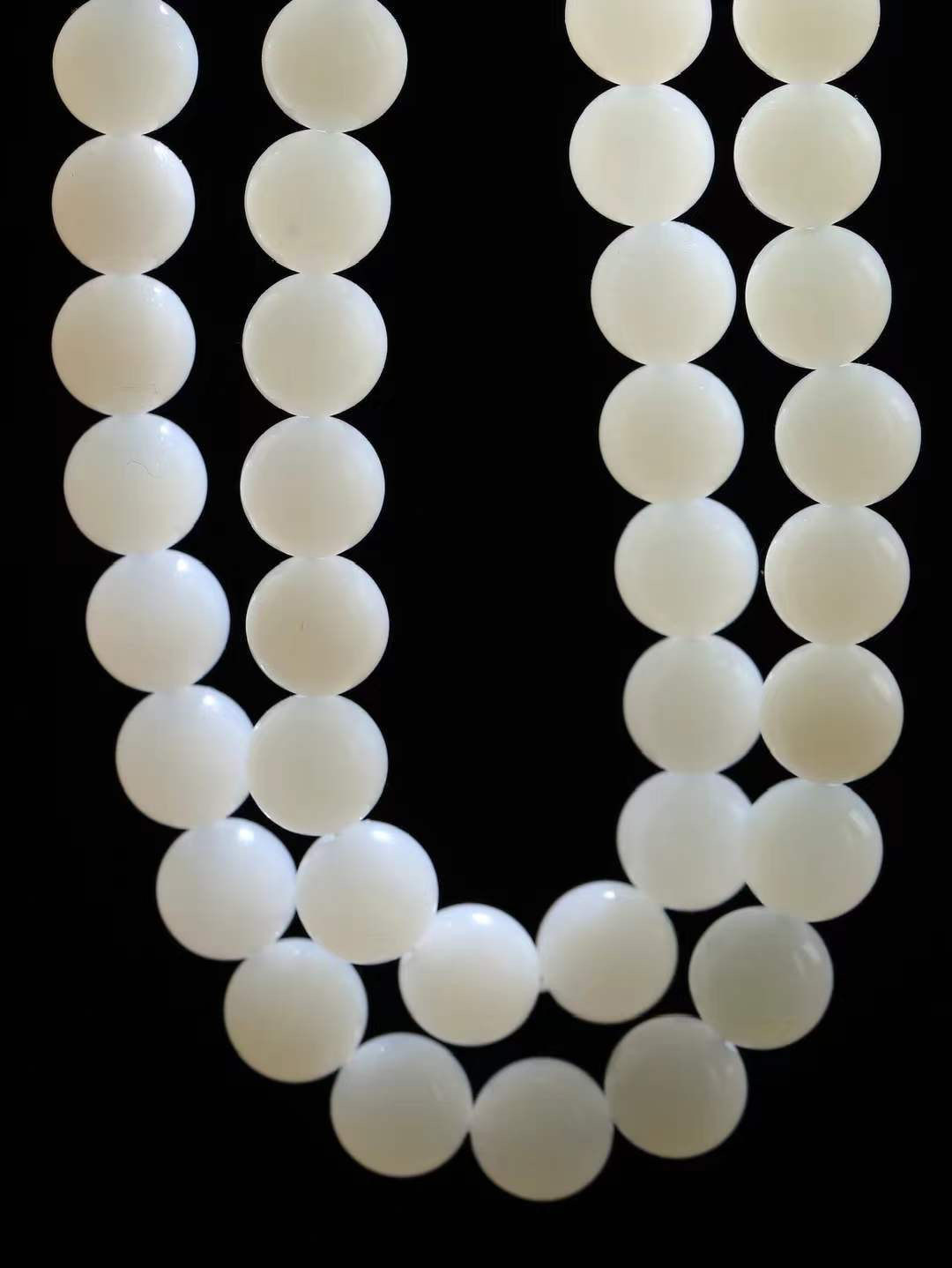 【珠圆玉润.项链】

精品和田玉白玉珠圆玉润项链，项链承载断除百八烦恼的祈愿，亦合四时流转之圆满，腕间颈间皆藏着人们对平安顺遂、福泽绵长的温柔期许。
重73.3克  尺寸取一9.9mm  45401099A