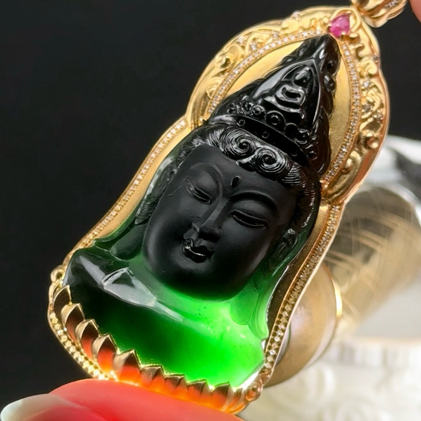 精品18k墨翠观音头 黑度极好 打灯通透  油性十足 尺寸68