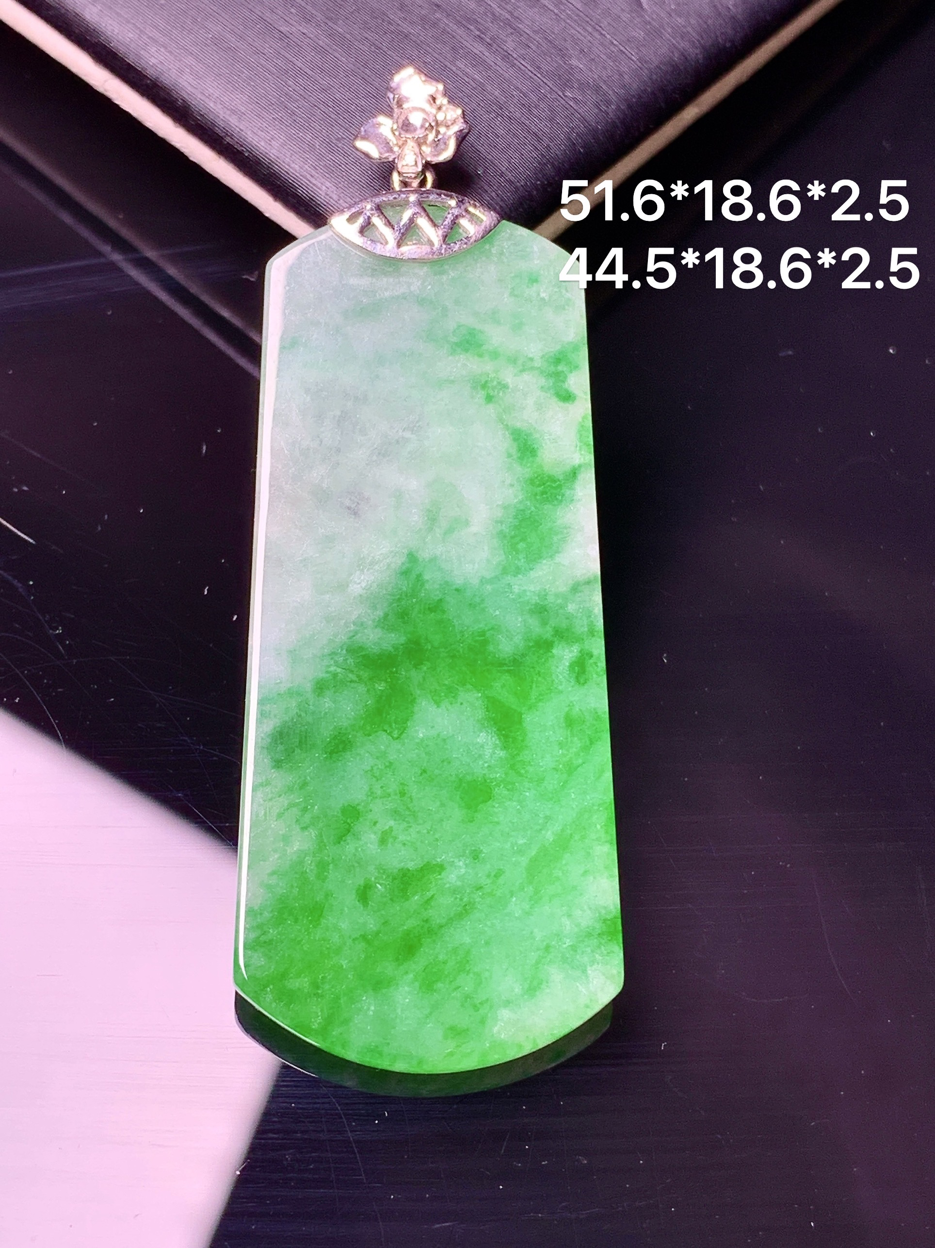 18k金钻镶嵌吊坠 玉质细腻 色泽艳丽清新 水润亮眼 整体尺寸51.6*18.6*2.5c1