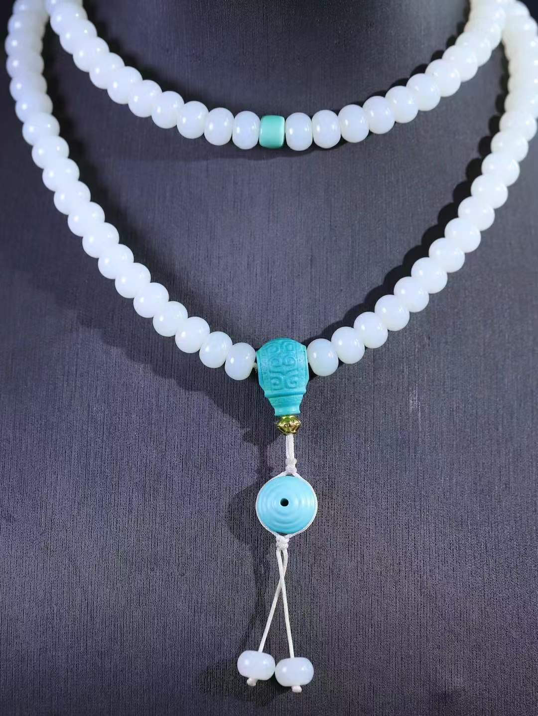 【108.链】

精品和田玉白玉算盘珠手串 玉质温润 油性十足 形苹果珠，静于念间，佛韵在心，轻轻拨动，尘埃落定，浮浮尘世，一念愚即般若绝，一念智即般若生。重74克  尺寸取一5.8-7.9mm   fDA-66401043