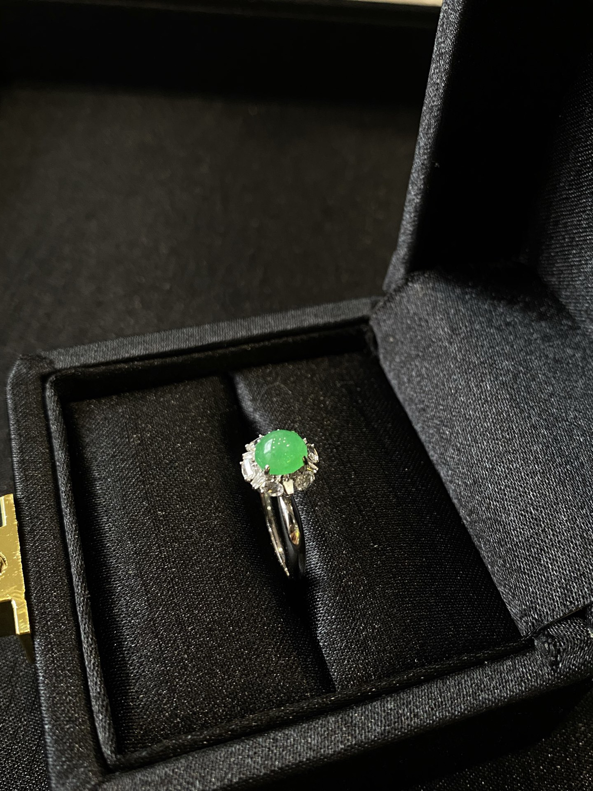 18Ｋ冰阳绿蛋面戒指
整体9.8/9.4/8.9
裸石6.4/5.9/3