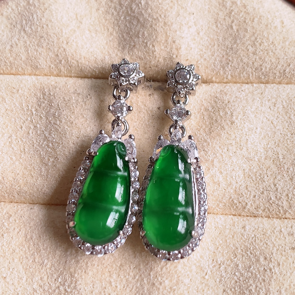 冰满绿翡翠925银镶嵌福豆耳坠，自然光实拍，翠色灵动，颜色漂亮，种老水足，品相佳，佩戴佳品！W481
