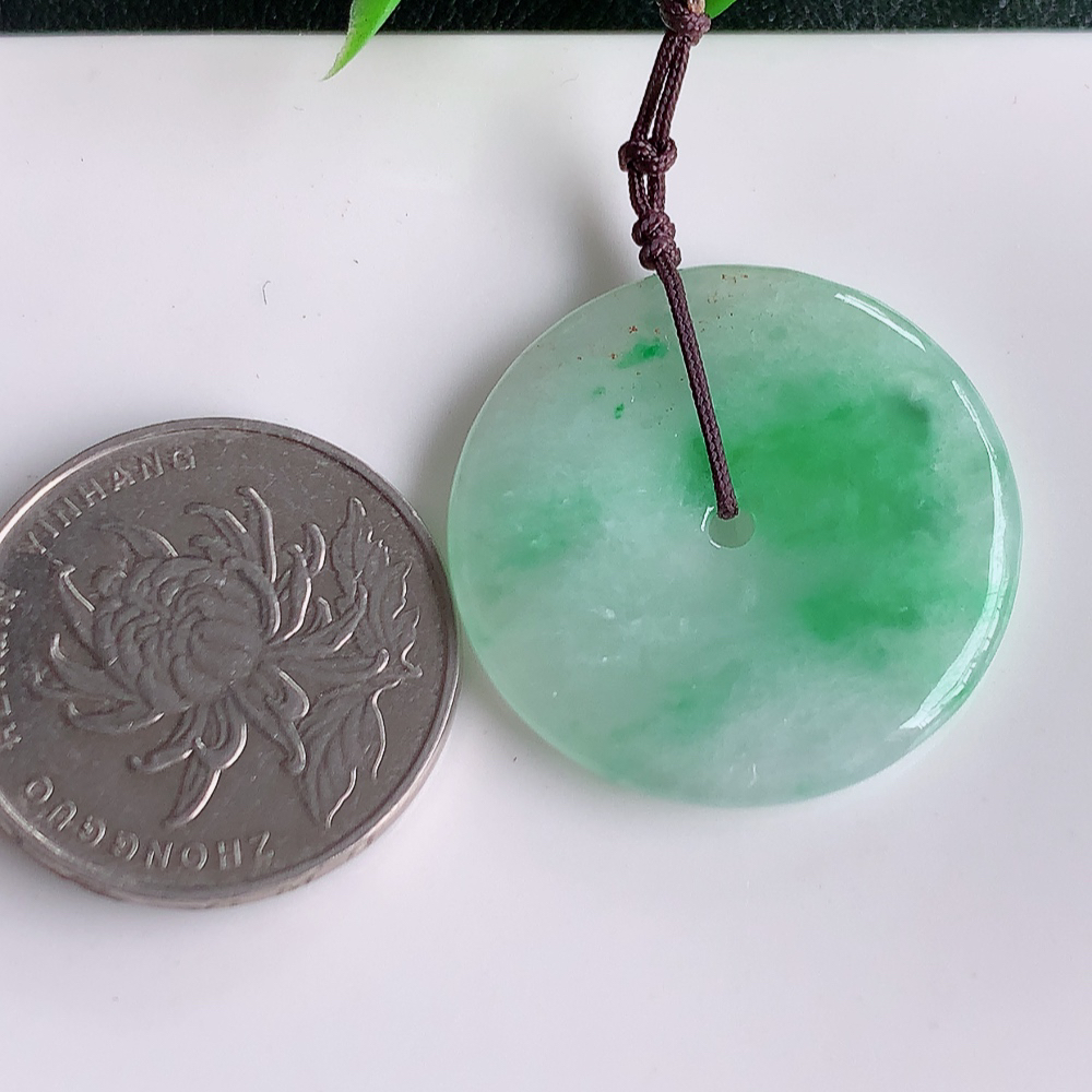 冰润飘绿平安扣吊坠，厚装饱满，冰润剔透，细腻水足，种质润泽，飘花灵动，佩戴优雅大气，W41.11   尺寸：28-3.5mm