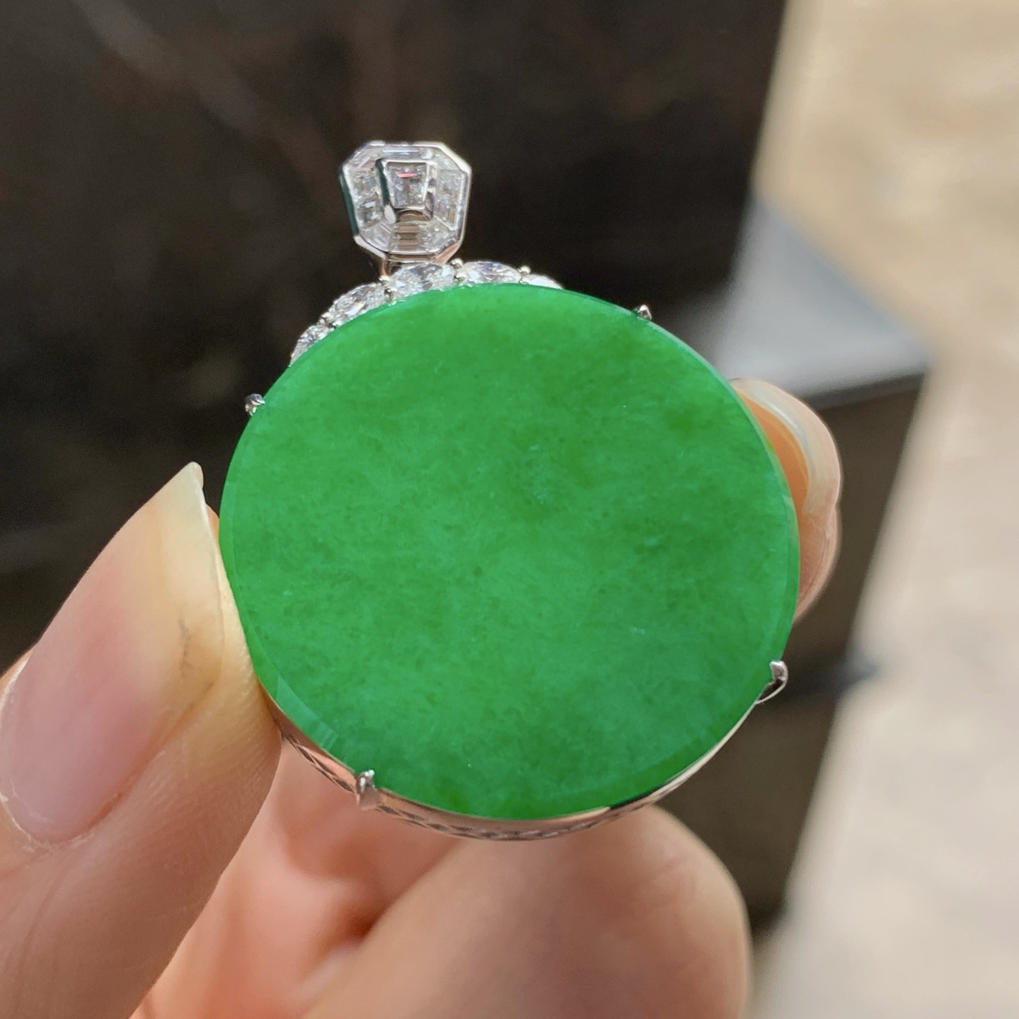 金钻镶嵌辣绿色圆牌^_^鲜艳