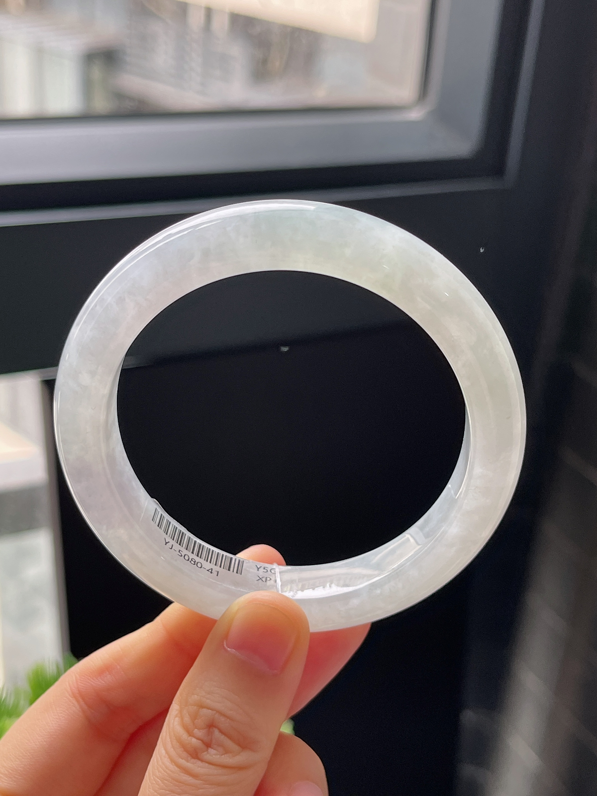 正圈56.8圈口，翡翠冰糯种淡绿色手镯