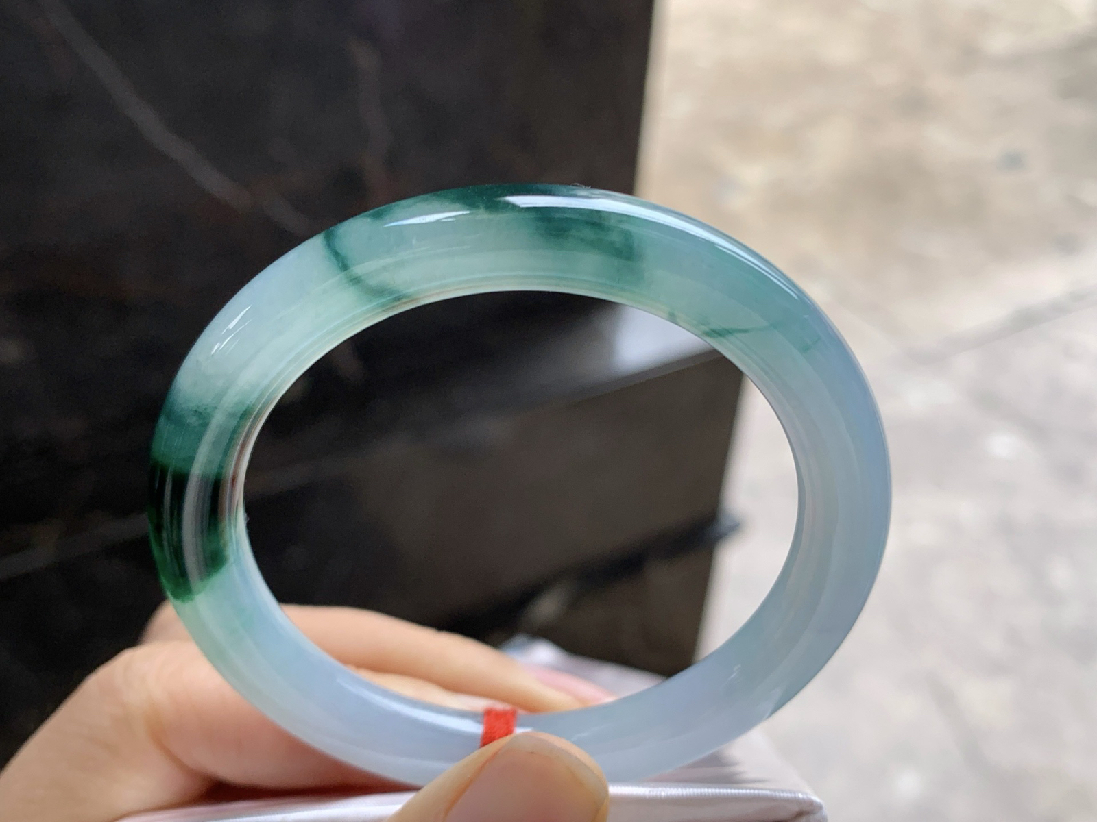 52-8.5

飘花圆条手镯^_^鲜艳 玉质温润