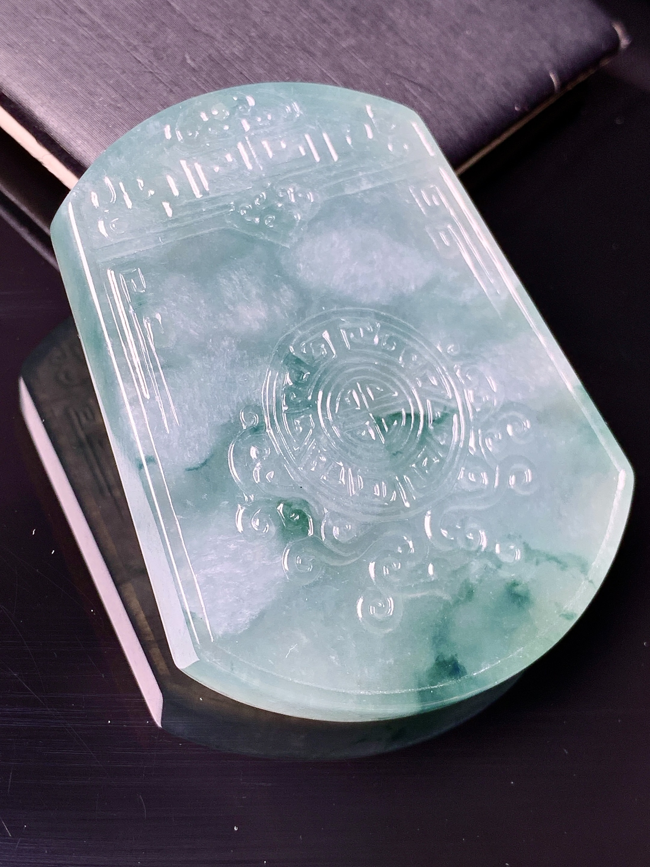 飘绿雕花牌吊坠 玉质细腻 色泽艳丽清新 水润亮眼 整体尺寸54*43*5.8d1