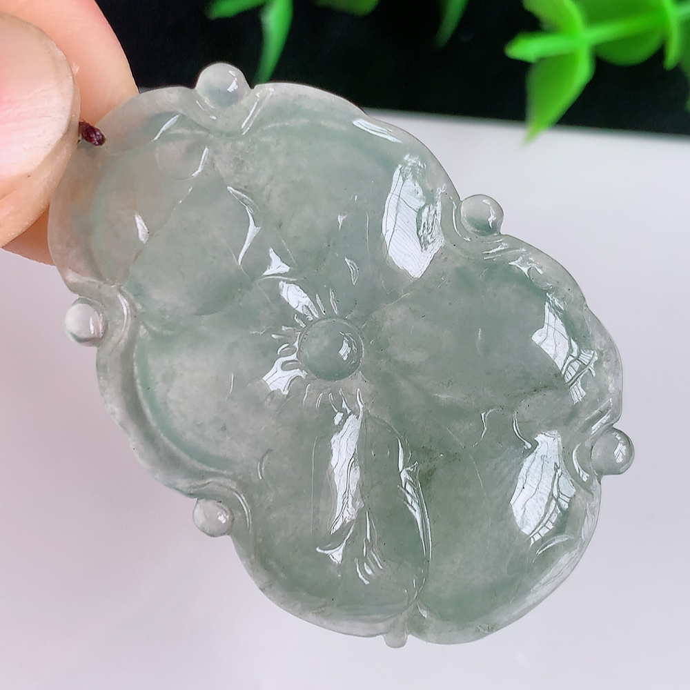 冰润荷叶鱼吊坠  荷叶花开富贵，水为财，愿人生如鱼得水”清秀高雅，线条流畅优美，颜色靓丽，佩戴效果优