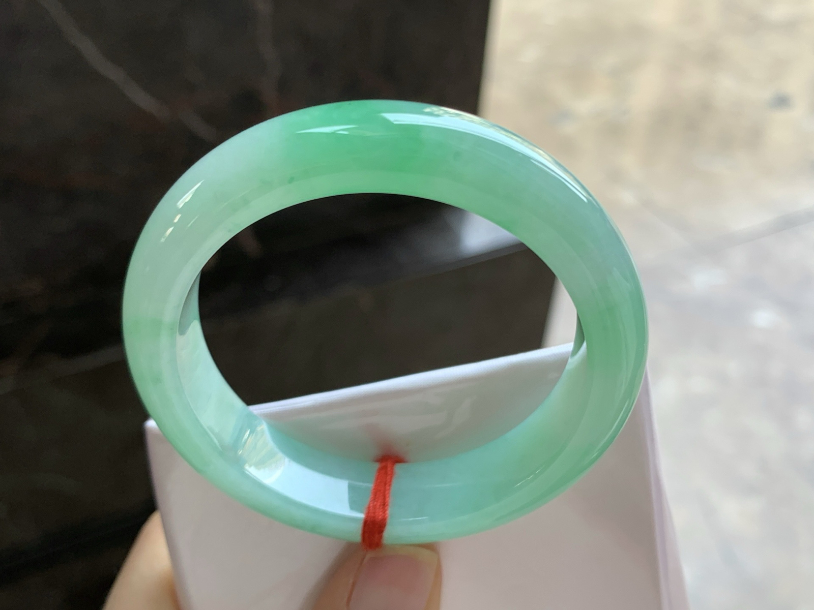 50.5-12.3-8

晴绿手镯^_^玉质温润 细腻