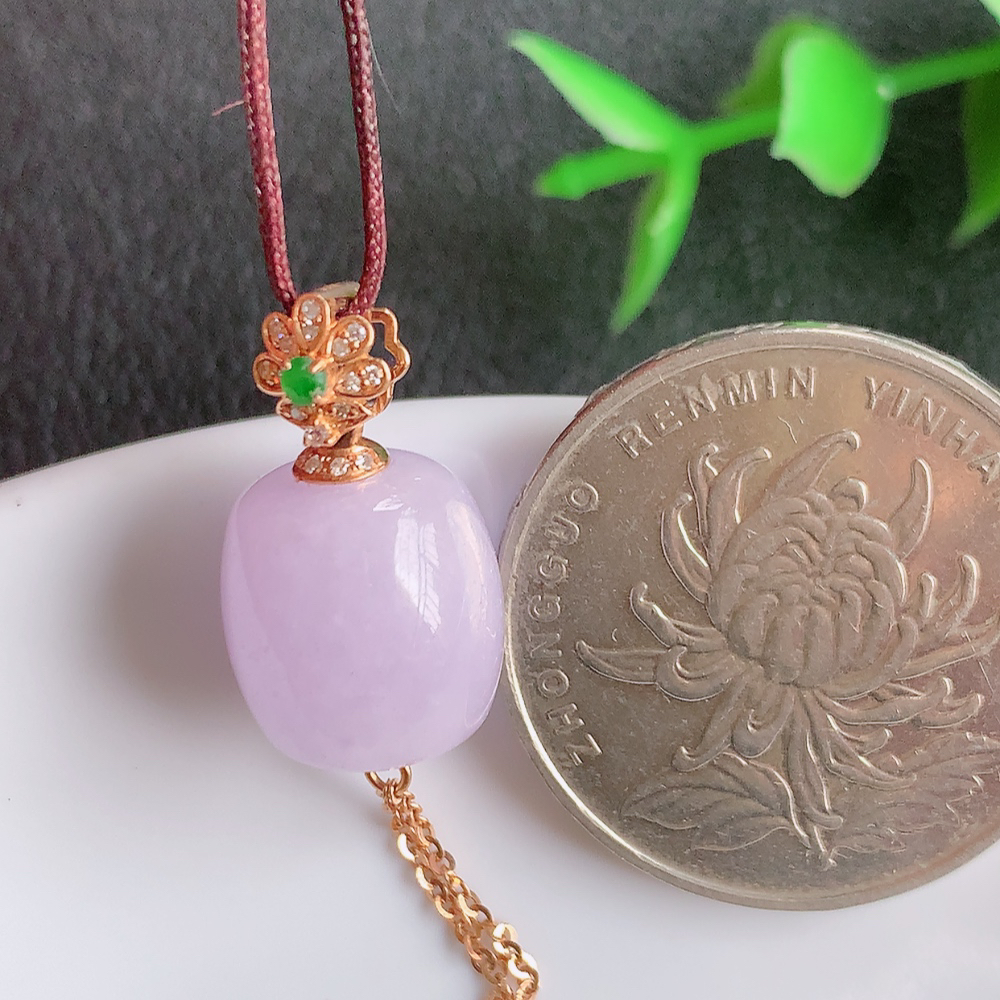 18k金伴钻冰润紫罗兰路路通翡翠吊坠  款式新颖时尚，日常百搭的款。满满的份量感，紫气东来，清秀高雅，上身效果优雅迷人！性价比超值  W42.11  整体尺寸：40-11.2mm  裸石尺寸：11.5-11.2mm