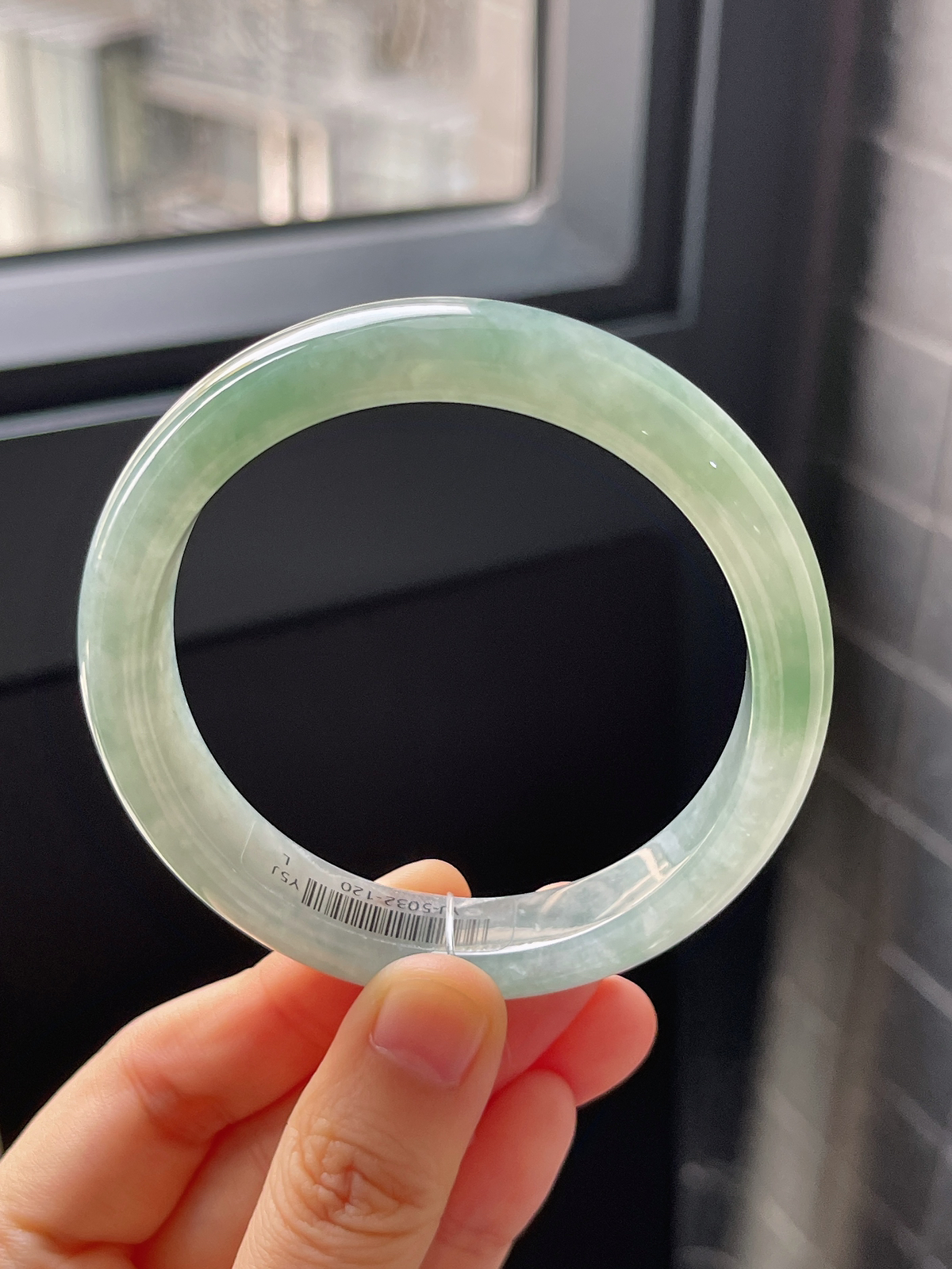 正圈57.7圈口，翡翠冰糯种淡绿色手镯