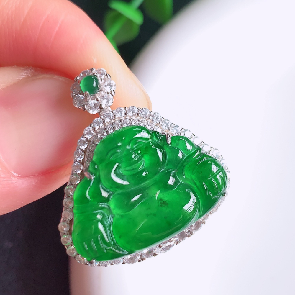 冰润满绿925银镶佛公挂件 玉质细腻  精雕弥勒佛，笑佛福耳垂肩，面相喜庆，开怀大笑，憨态可掬。惟妙惟肖，寓意福禄双全，吉祥美满，笑口常开 W481.11  整体尺寸：26.8-25-9mm   裸石尺寸：15.8-22.5mm