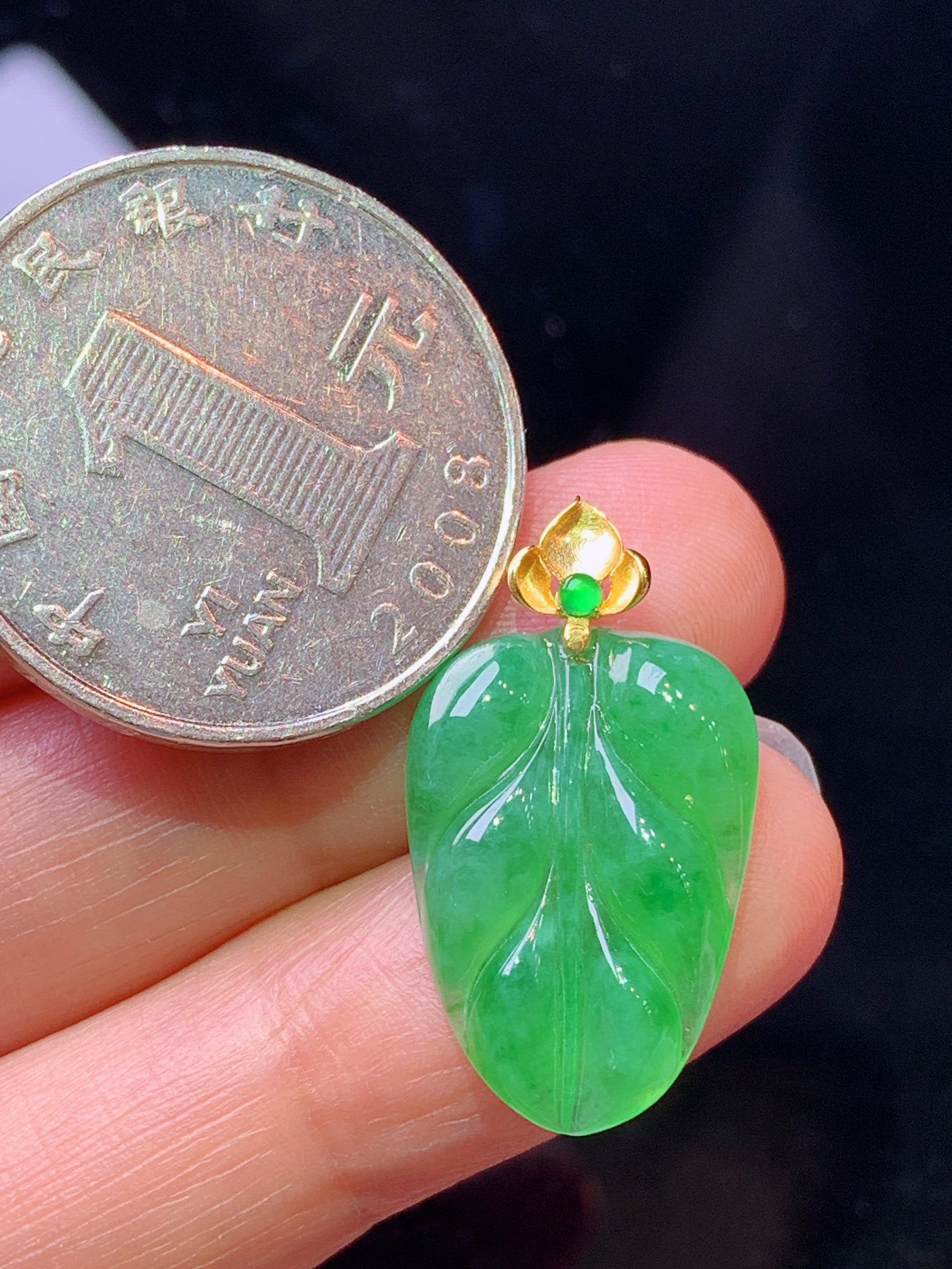 18k金镶嵌翠绿树叶吊坠 玉质细腻 色泽艳丽清新 水润亮眼 整体尺寸25.5*14*3.5j2