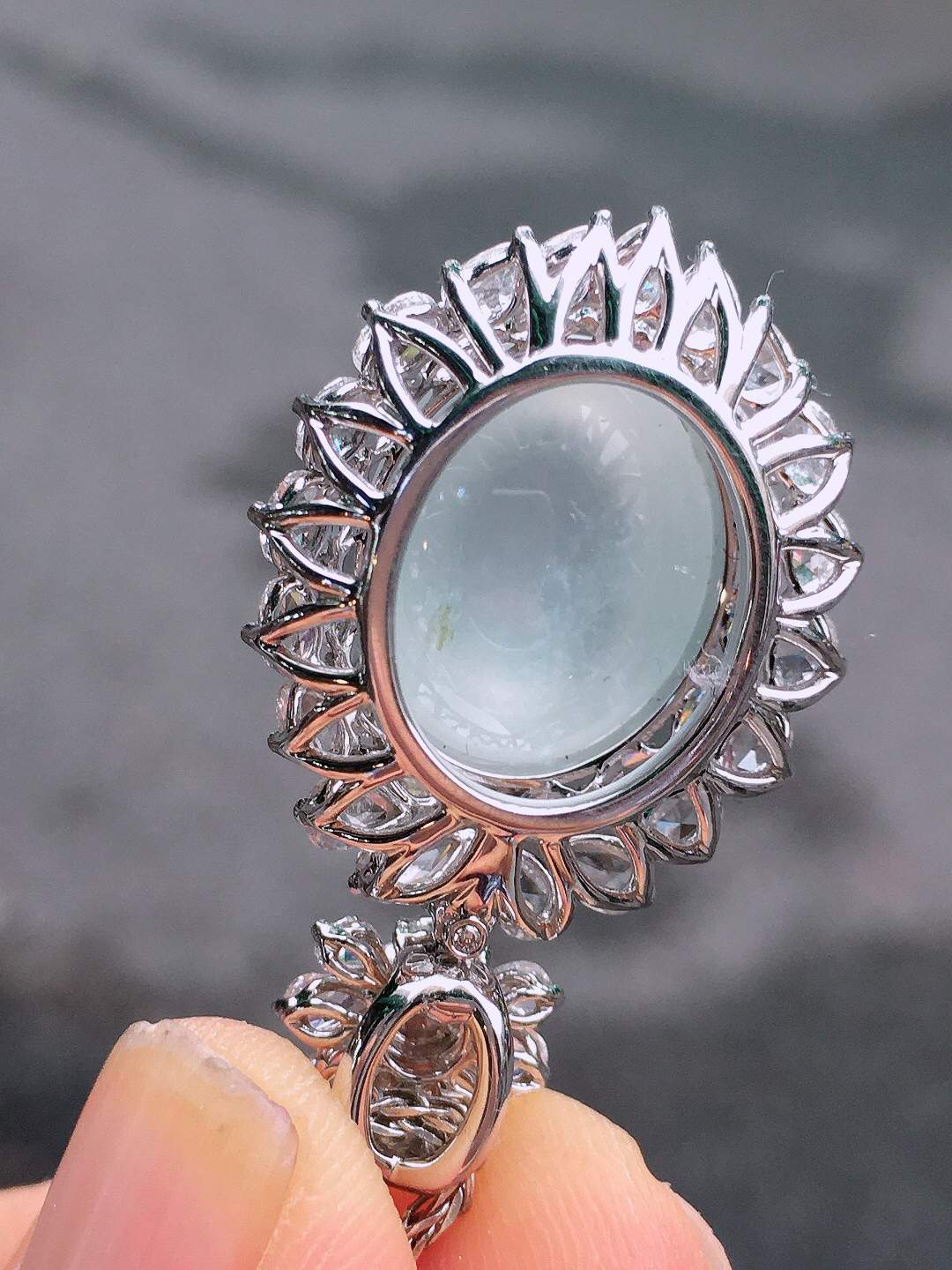 冰种蛋面吊坠，玉质细腻，荧光感超
强，饱满圆润，尽显优雅气质，18k
金豪华镶嵌