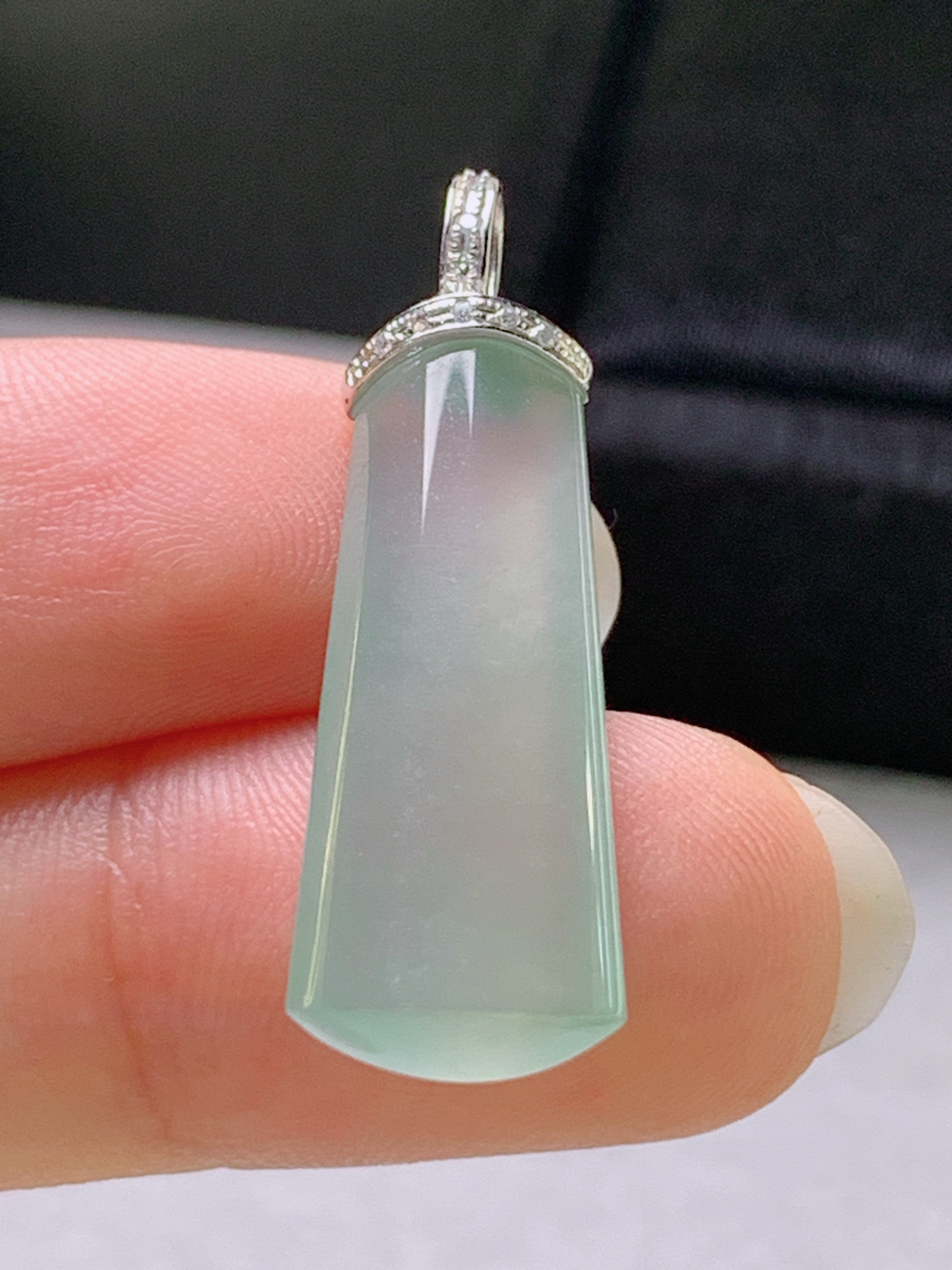 高冰晴底无事牌吊坠，冰透水润

裸石24.9-10.2-4.9
整体31.6