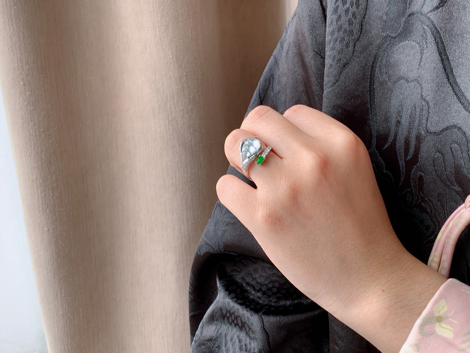 【镶嵌】🫧玻璃种豆子福豆戒指
【说明】缅料 18k金镶嵌 性价比高  
【裸石】12.5-7.8-2
【圈口】14号