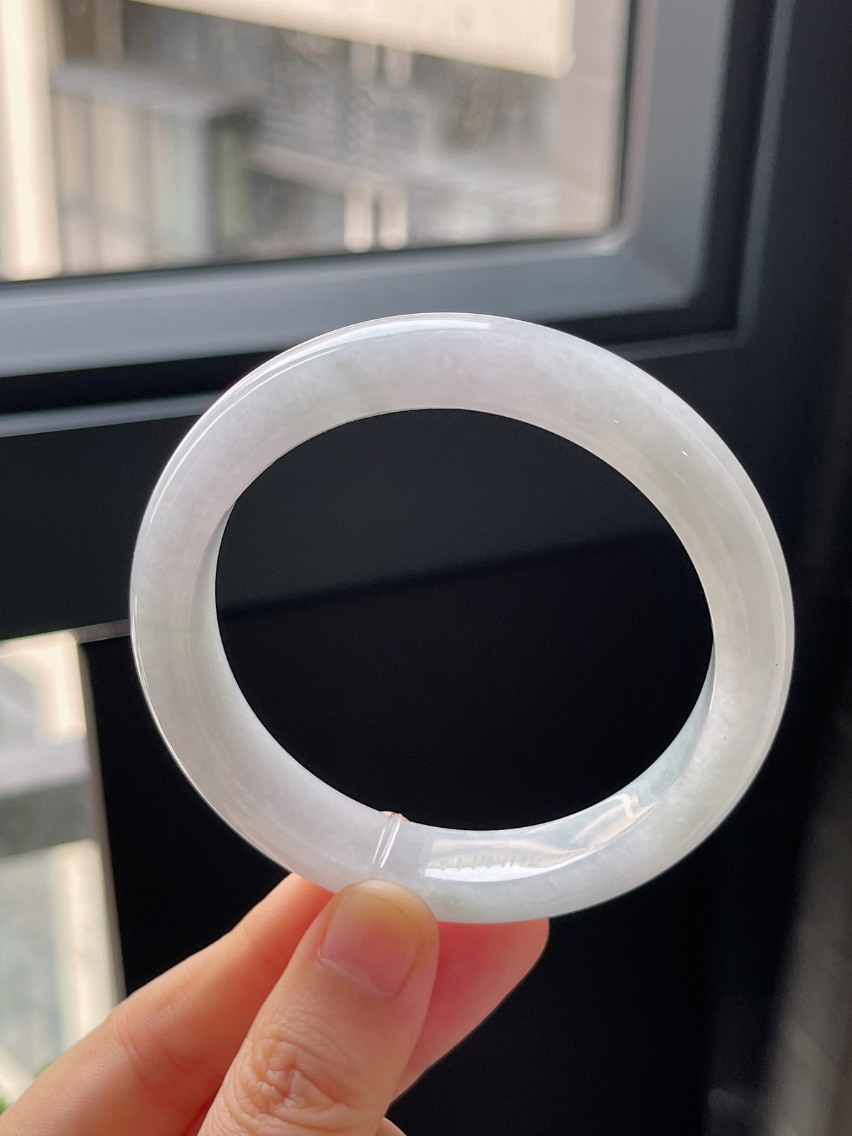 正圈56.8圈口，翡翠冰糯种淡绿色手镯