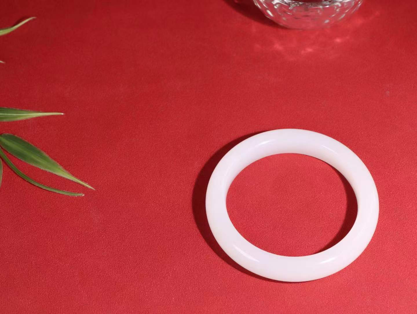 【花样年华】

精品和田玉白玉手镯，质地油润细腻，色泽高贵典雅，镯型古朴典雅。在诗情画意的雨巷相遇，你是我腕间的一抹风情，有你眸有深情，清风荡漾湖间静水，我愿俯身低眉，在烟波涟漪处，寻你深情倩影。重46.6克内径圈口54mm尺寸54-11.5-8.3mm FSO26248038218