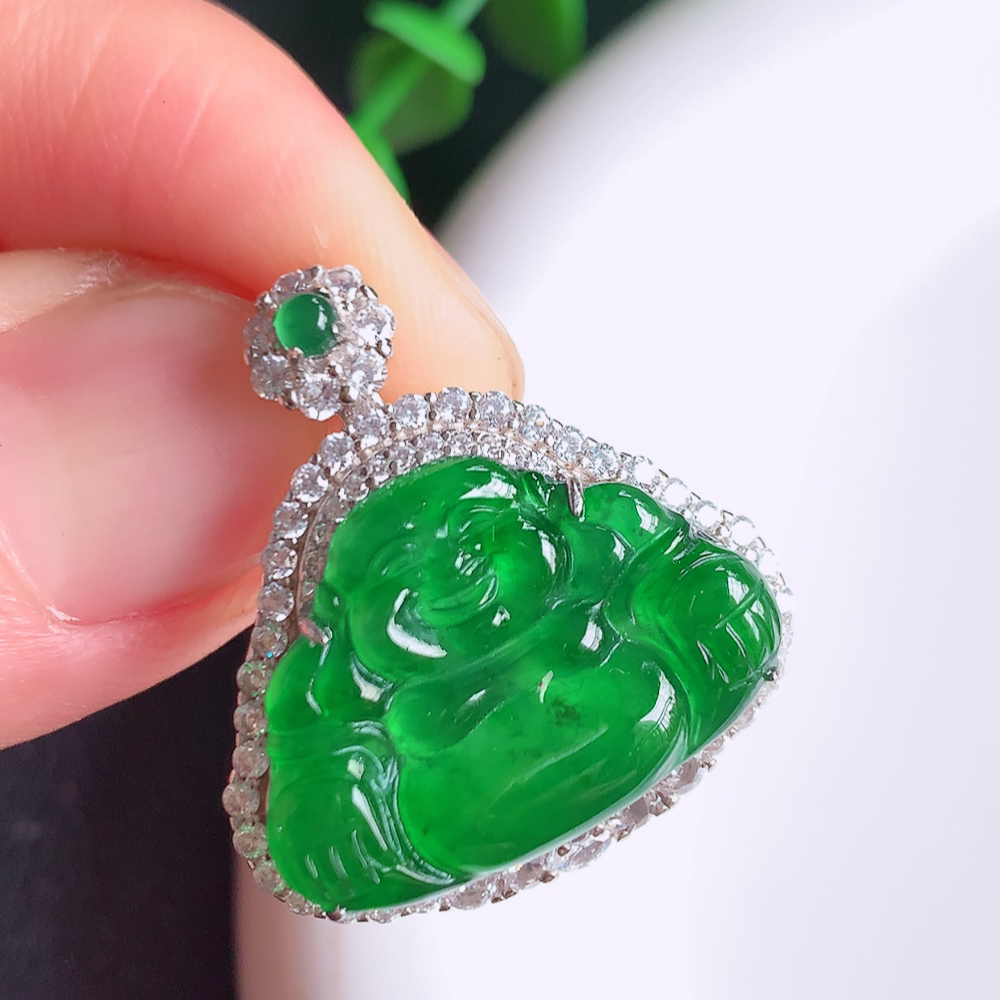 冰润满绿925银镶佛公挂件 玉质细腻  精雕弥勒佛，笑佛福耳垂肩，面相喜庆，开怀大笑，憨态可掬。惟妙