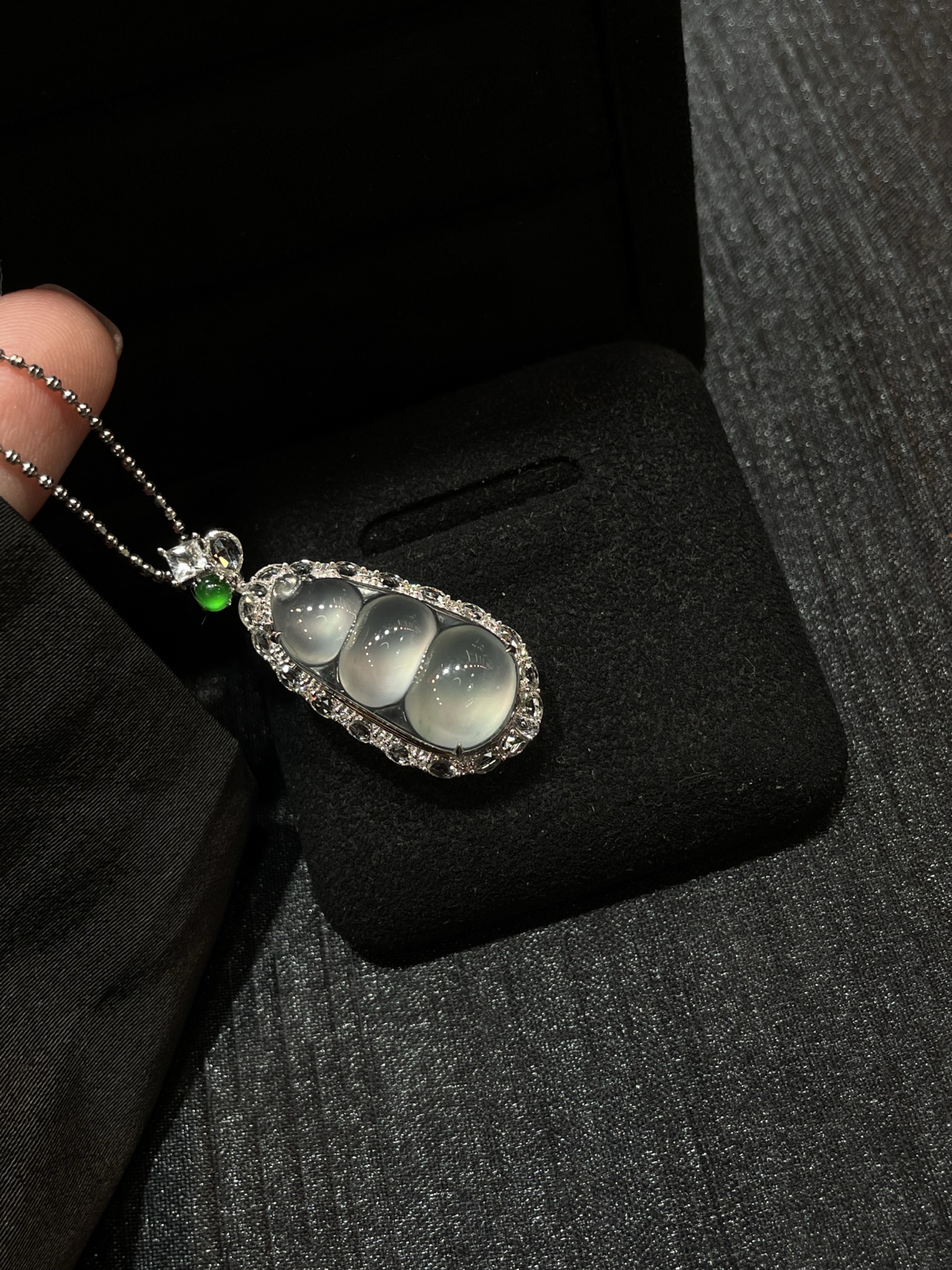 高冰 起光 福豆吊坠 超饱满 又纯净

18k金镶嵌