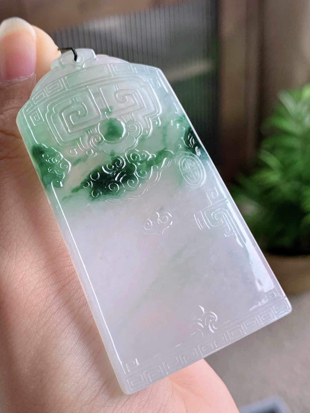 【裸石】冰飘绿花仿古牌无事牌吊坠
【说明】缅料 性价比高  
【尺寸】69.8-38-5.5