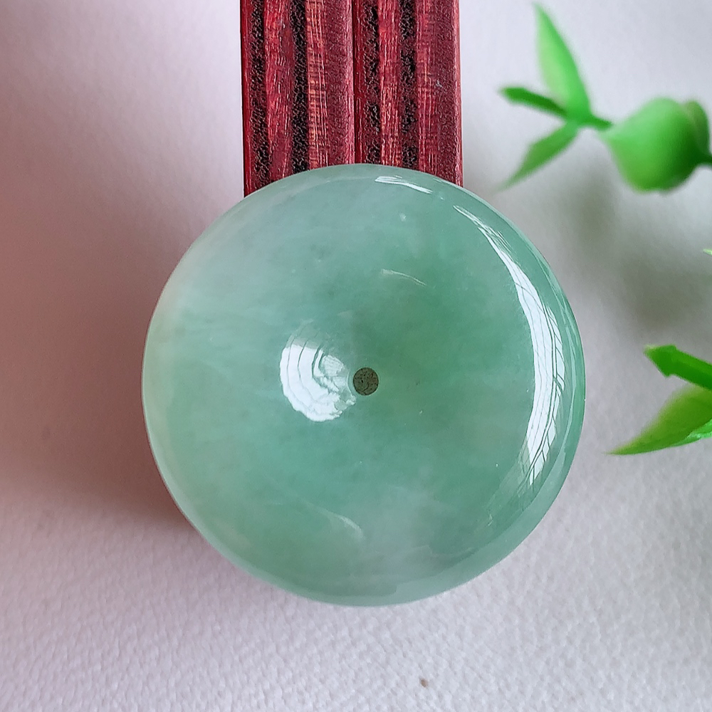 冰润飘花平安扣吊坠，厚装饱满，冰润剔透，细腻水足，种质润泽，飘花灵动，佩戴优雅大气，W357.11   尺寸：26.8-6mm