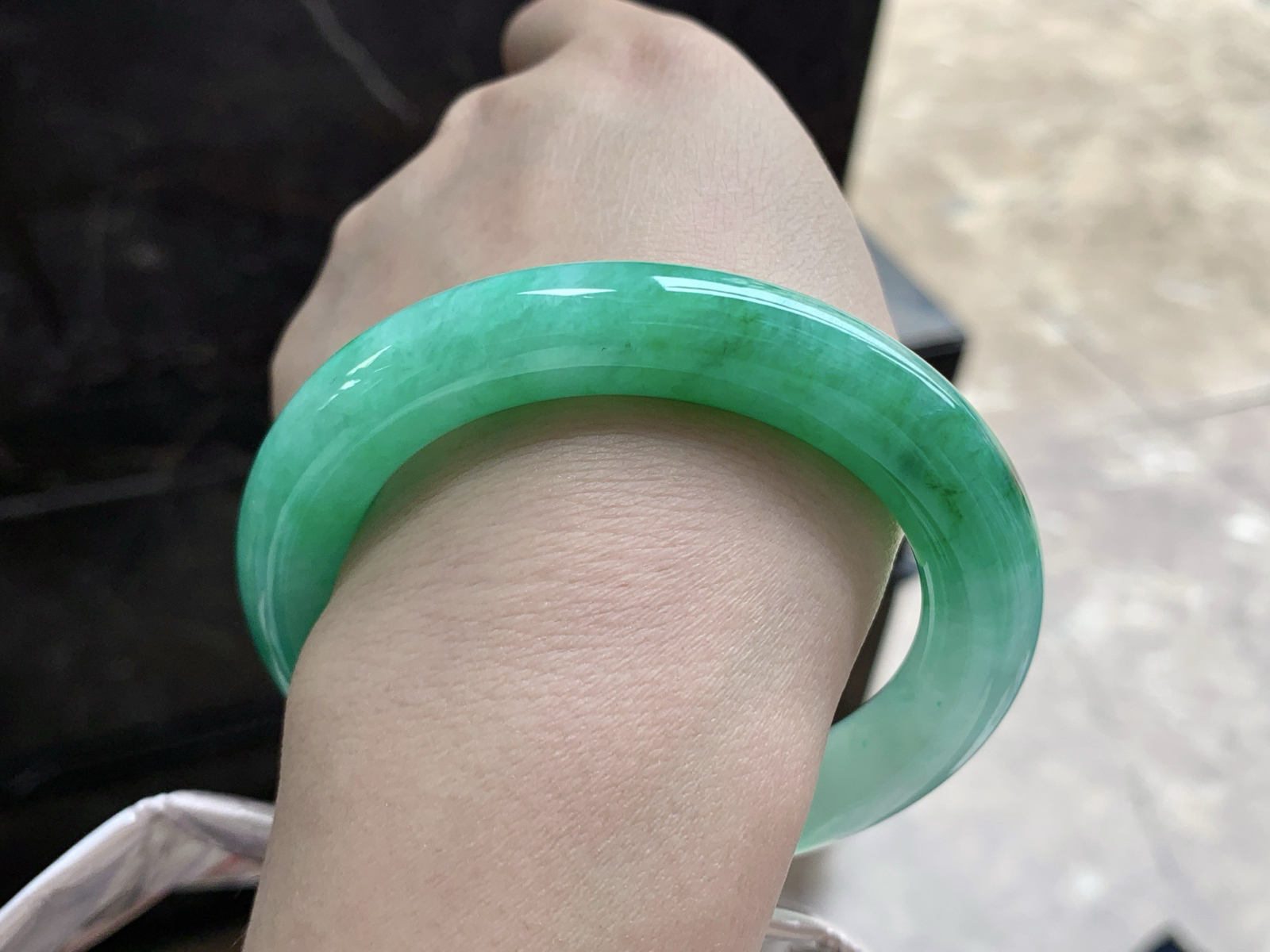 56-11.3

阳绿色圆条手镯^_^色阳