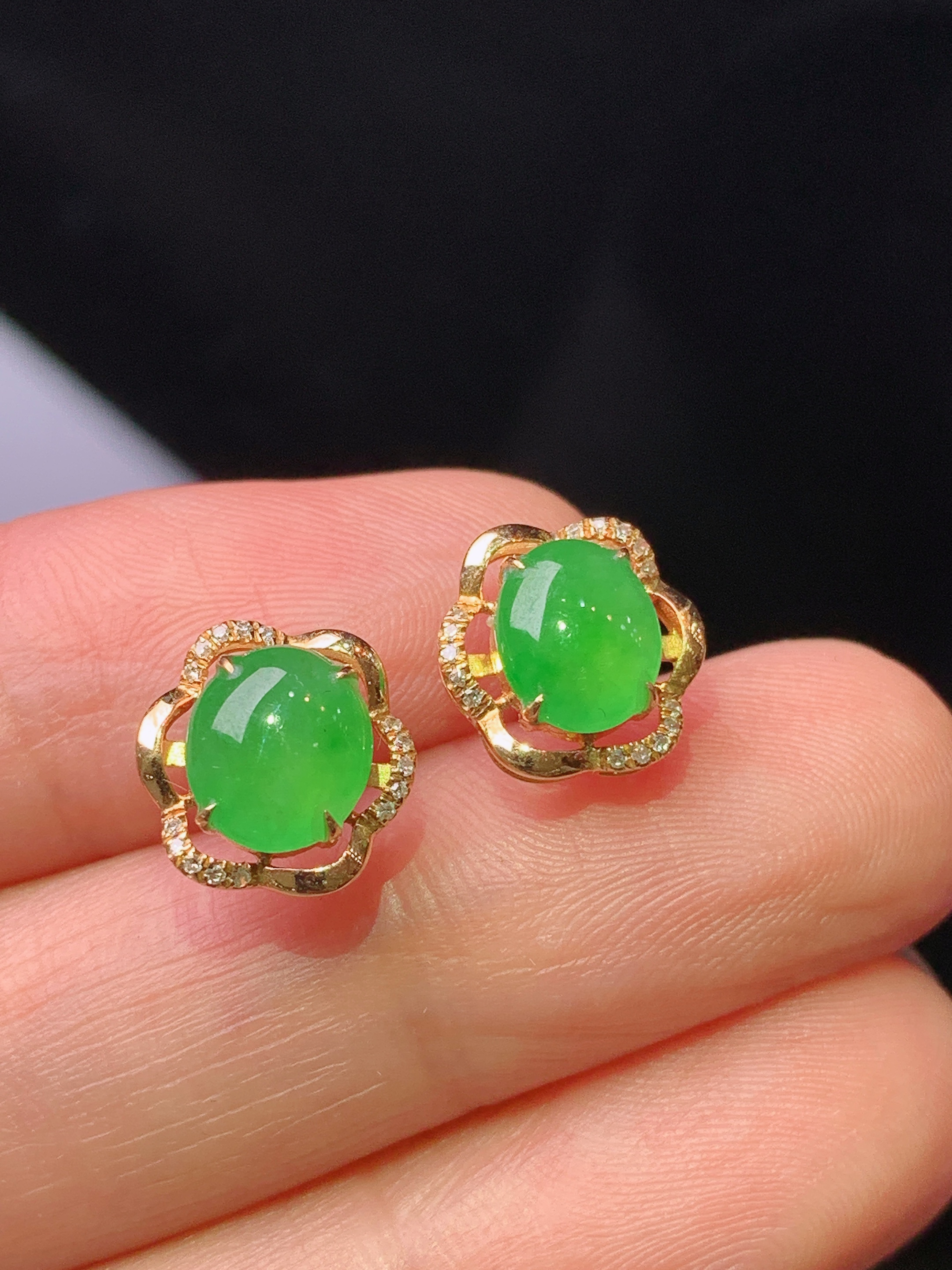 18k金钻镶嵌翠绿蛋面耳钉 玉质细腻 色泽艳丽清新 水润亮眼 整体尺寸10*4.5yz