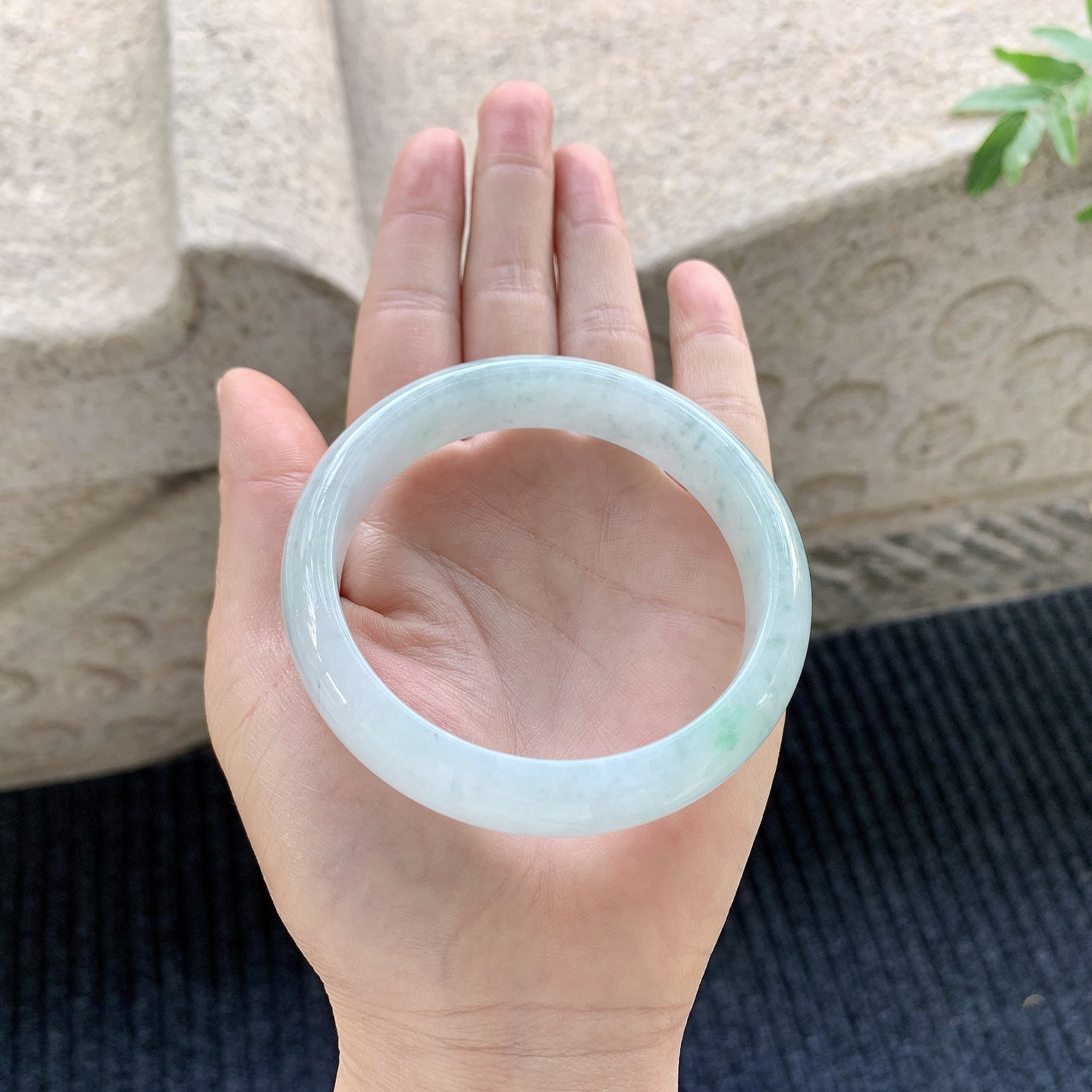 【圈口】59/13.5/7.6
【描述】细糯飘绿，水润，种老，细腻，无纹裂！