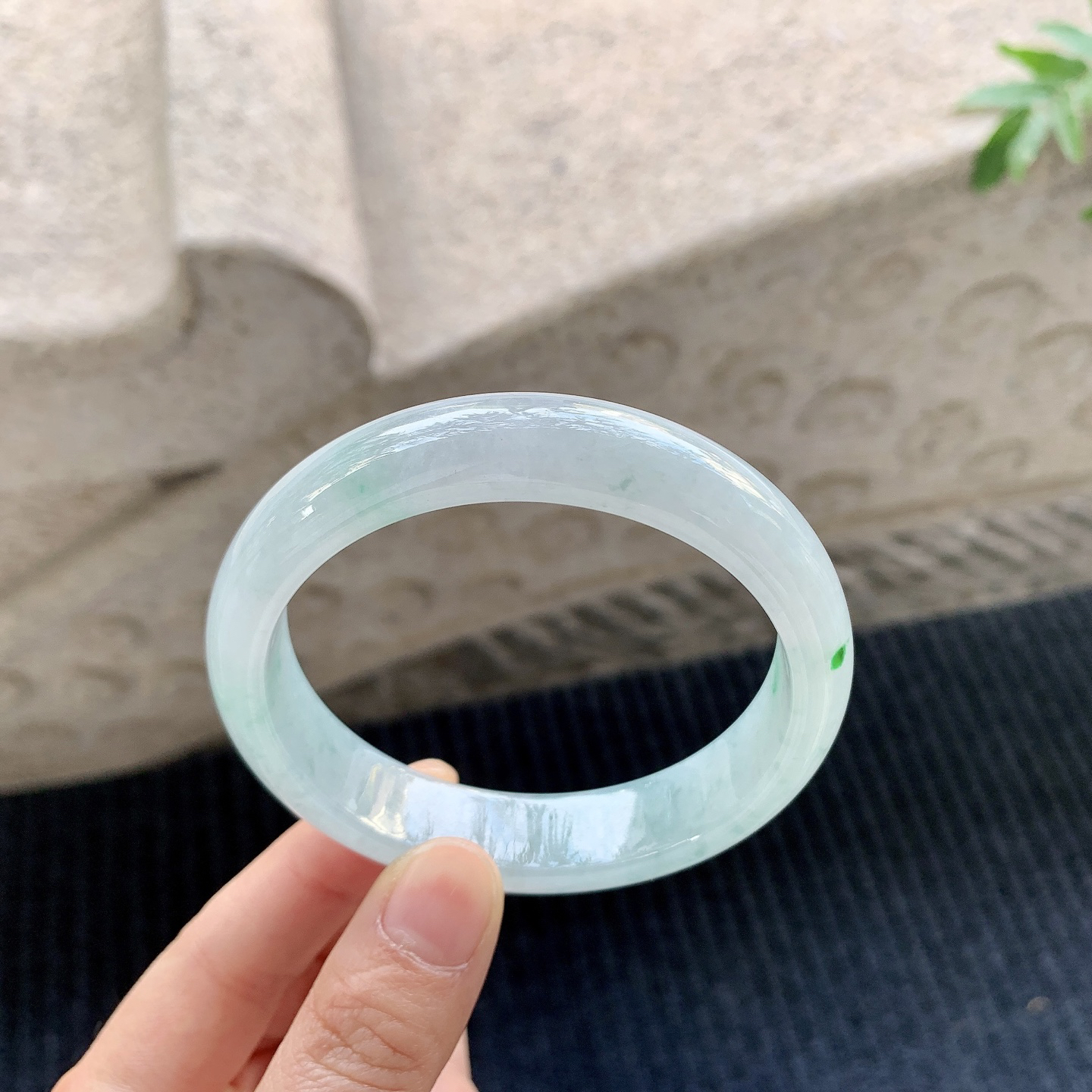 【圈口】59/13.5/7.6
【描述】细糯飘绿，水润，种老，细腻，无纹裂！