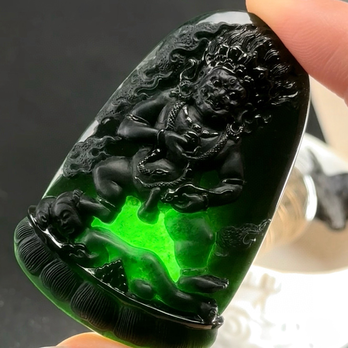 精品墨翠黄财神 种好色正 黑度极好 打灯通透 油性十足