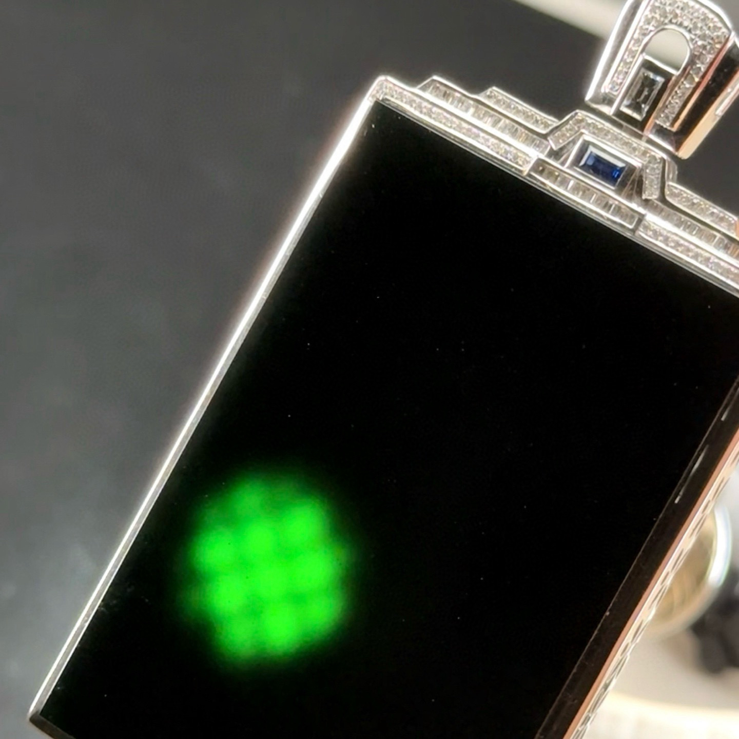 精品18k墨翠无事牌 种好色正 黑度极好 打灯通透 油性十足  尺寸74.2