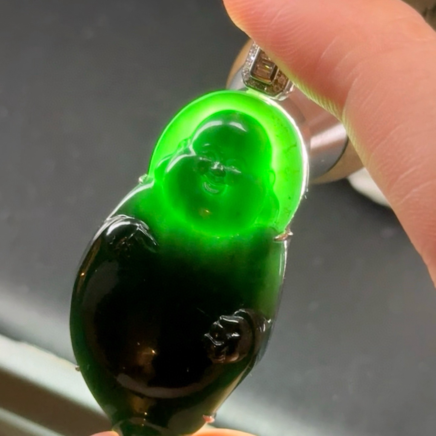 精品18k墨翠站佛 种好色正 黑度极好 打灯通透 油性十足 尺寸50.1