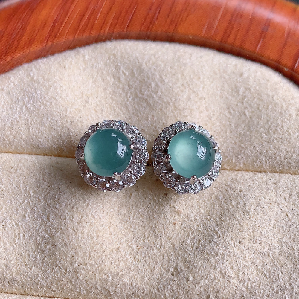 冰晴水翡翠耳钉，自然光实拍，翠色灵动，颜色漂亮，种老水足，品相佳，佩戴佳品！W481.11  取一整体尺寸：9.2-8mm   裸石尺寸：6mm