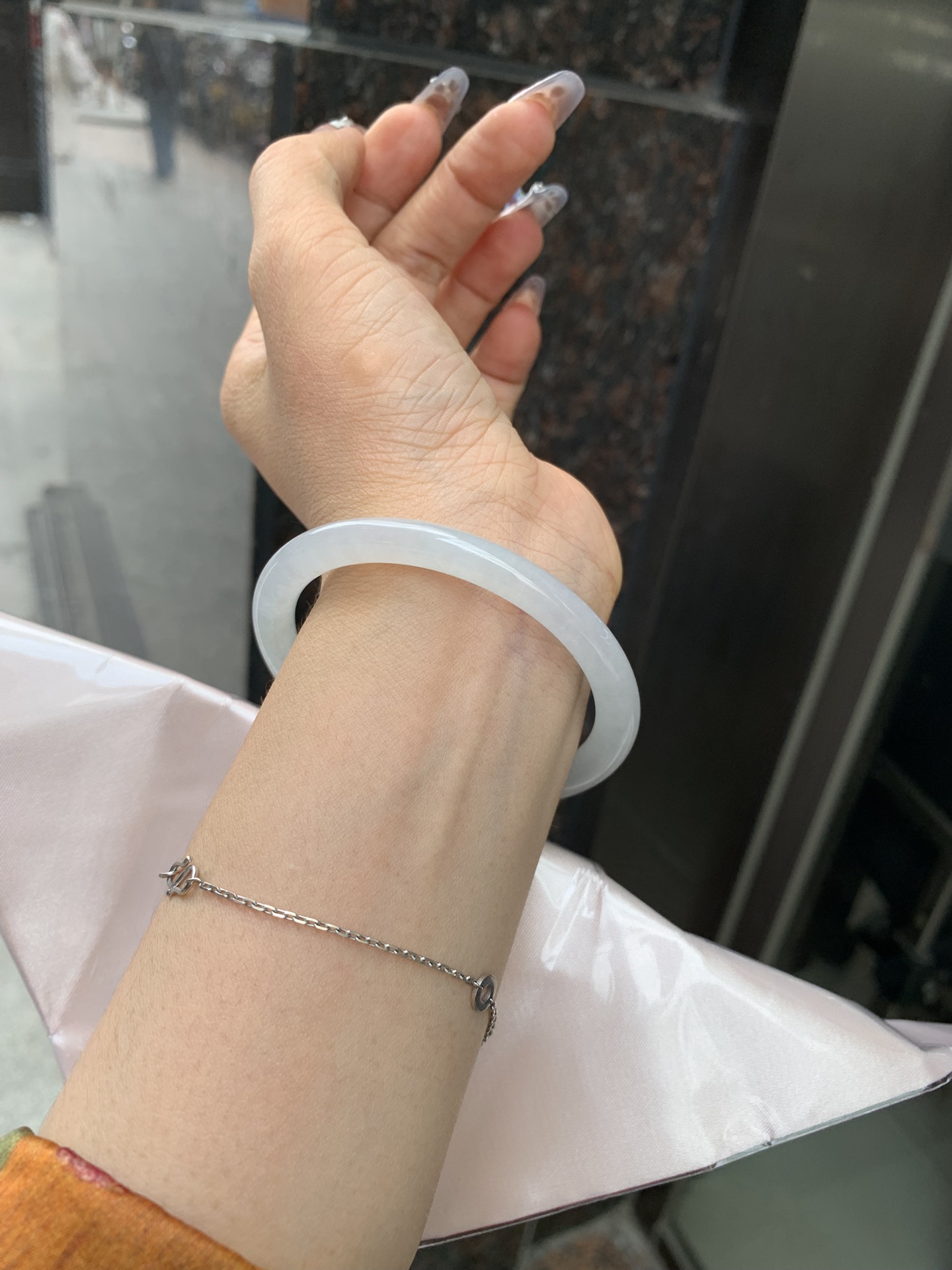 白月光美人条 54.5-7.3-6 0412-N410-6 打灯细纹，底妆细腻，水水润润的白月光，如同夜空中最温柔的那一抹月光，轻轻洒落你的手腕，带来一份宁静与雅致