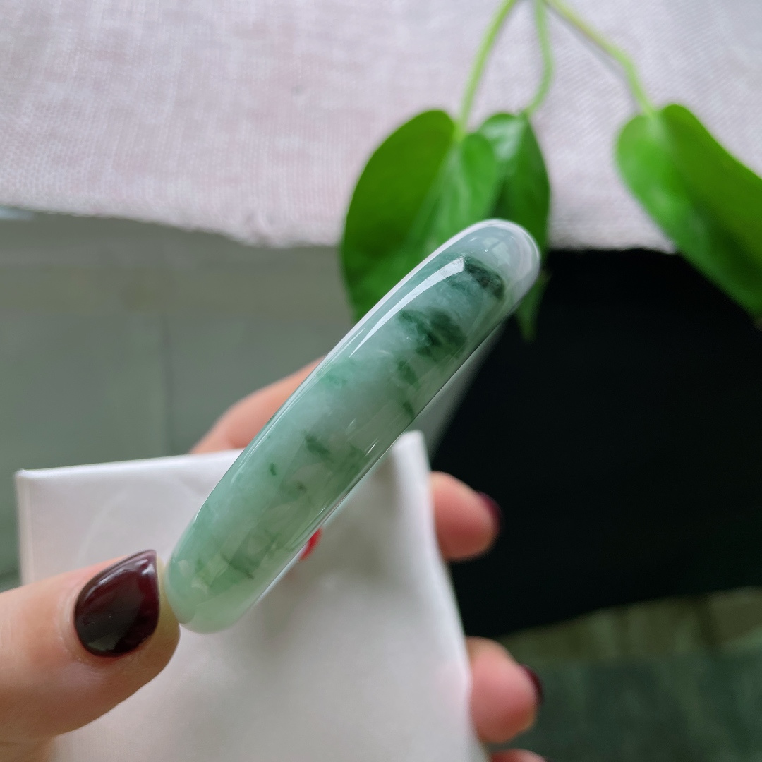 56.6/12/8.6，飘花正圈，水润，细腻，落英成冢，冢外犹记故人颜。有纹，ss50695a